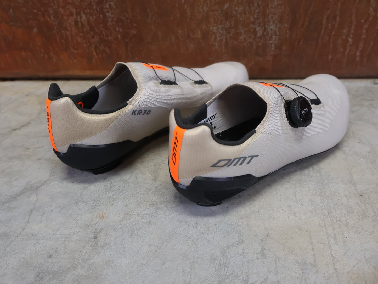 RR - Herrenschuhe von Dmt, DMT KR30 RENNRADSCHUH / SAND / BLACK / UNISEX / 42 vor USEDBIKES - OB.DE Hintergrund