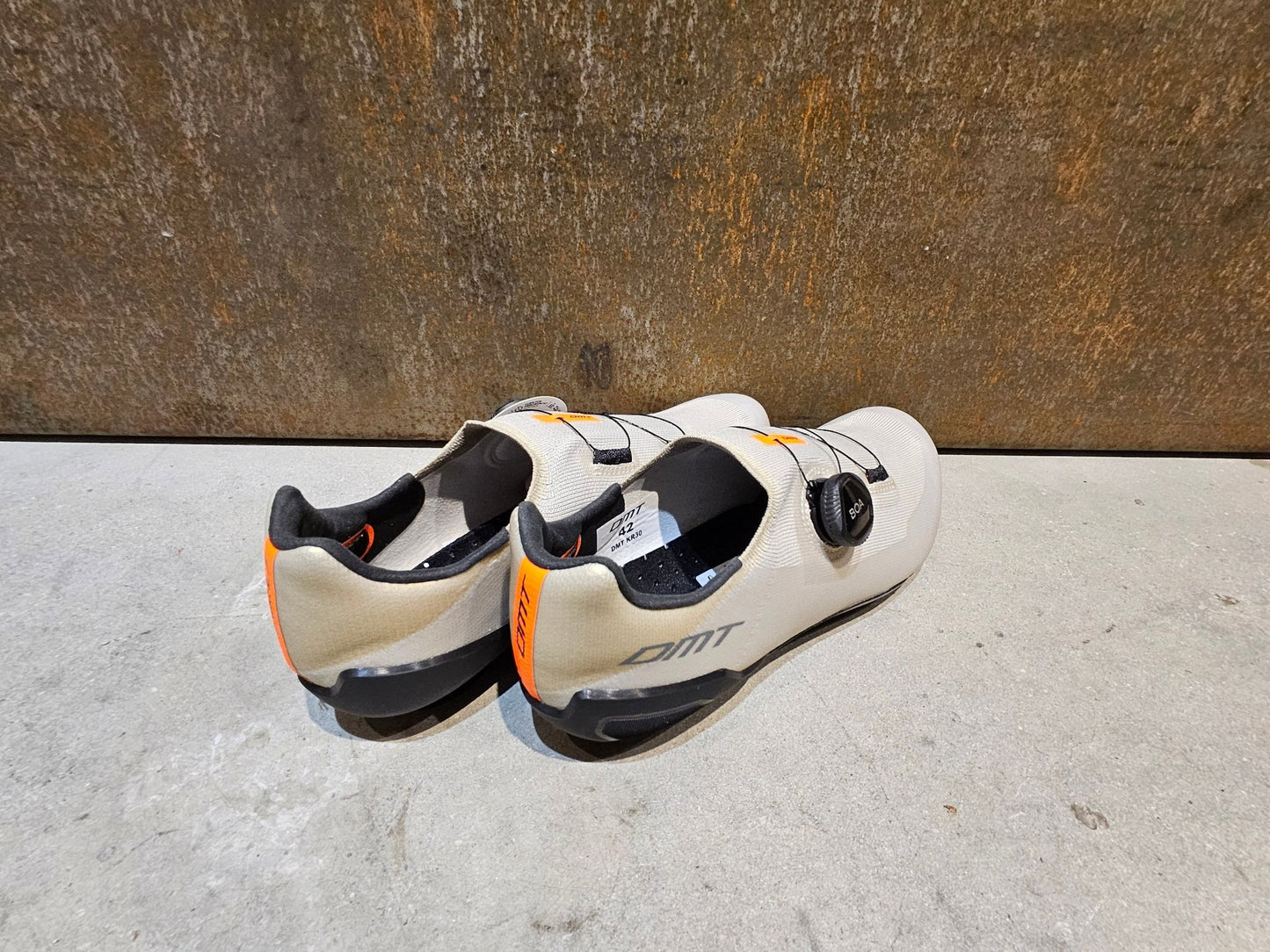 RR - Herrenschuhe von Dmt, DMT KR30 RENNRADSCHUH / SAND / BLACK / UNISEX / 42 vor USEDBIKES - OB.DE Hintergrund