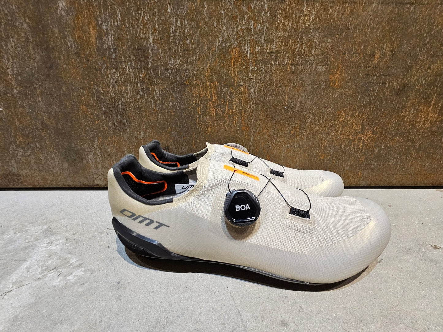 RR - Herrenschuhe von Dmt, DMT KR30 RENNRADSCHUH / SAND / BLACK / UNISEX / 42 vor USEDBIKES - OB.DE Hintergrund