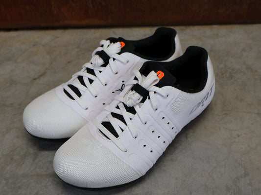 RR - Herrenschuhe von Dmt, DMT KR4 PJ RENNRADSCHUH / WEIß / SCHWARZ / UNISEX vor USEDBIKES - OB.DE Hintergrund