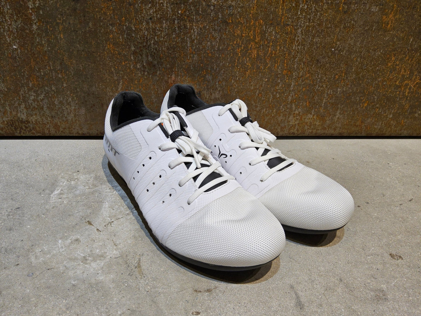 RR - Herrenschuhe von Dmt, DMT KR4 PJ RENNRADSCHUH / WEIß / UNISEX / 42 vor USEDBIKES - OB.DE Hintergrund