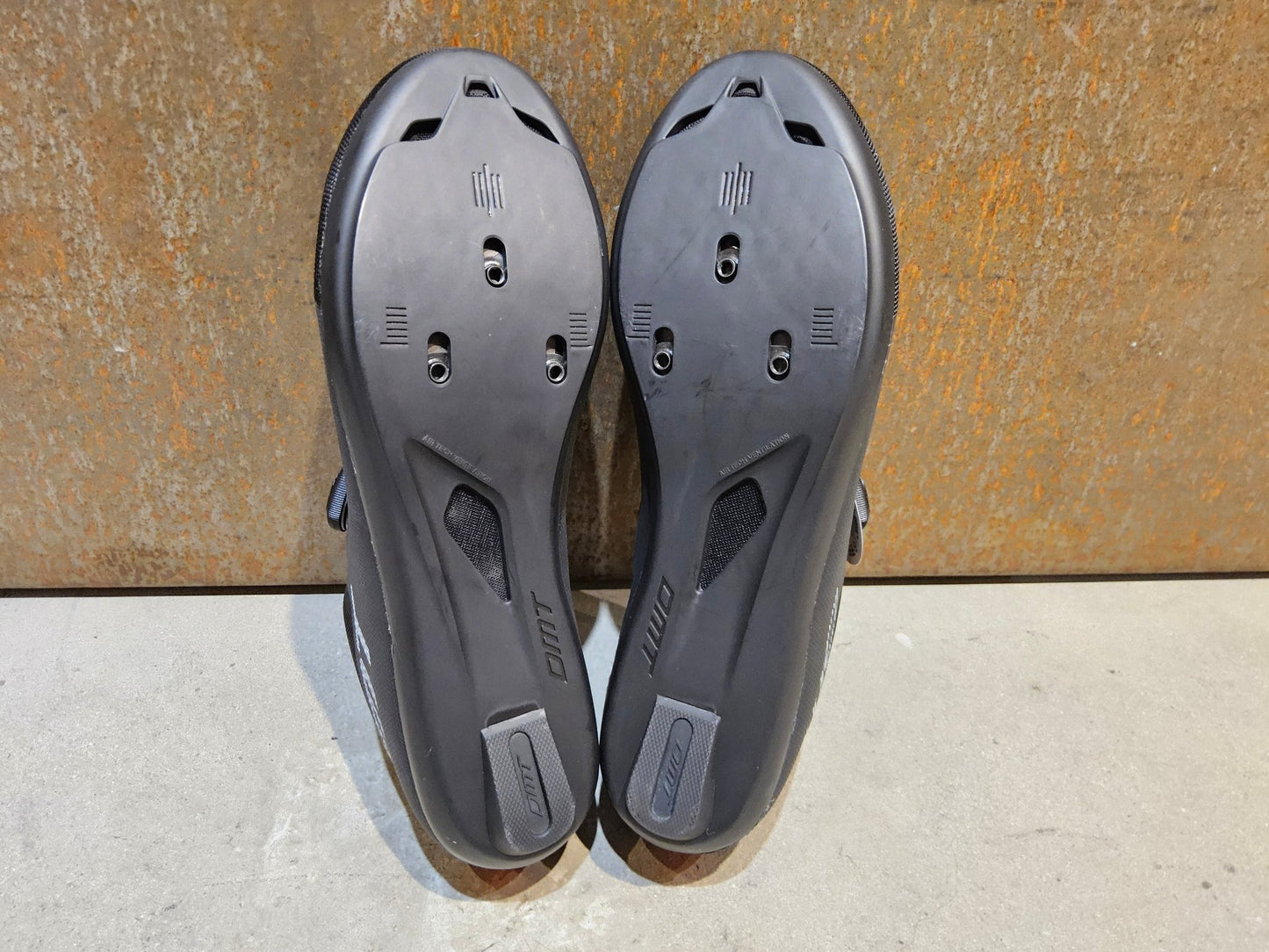 RR - Herrenschuhe von Dmt, DMT KR4 RENNRADSCHUH / SCHWARZ / UNISEX / 42 vor USEDBIKES - OB.DE Hintergrund