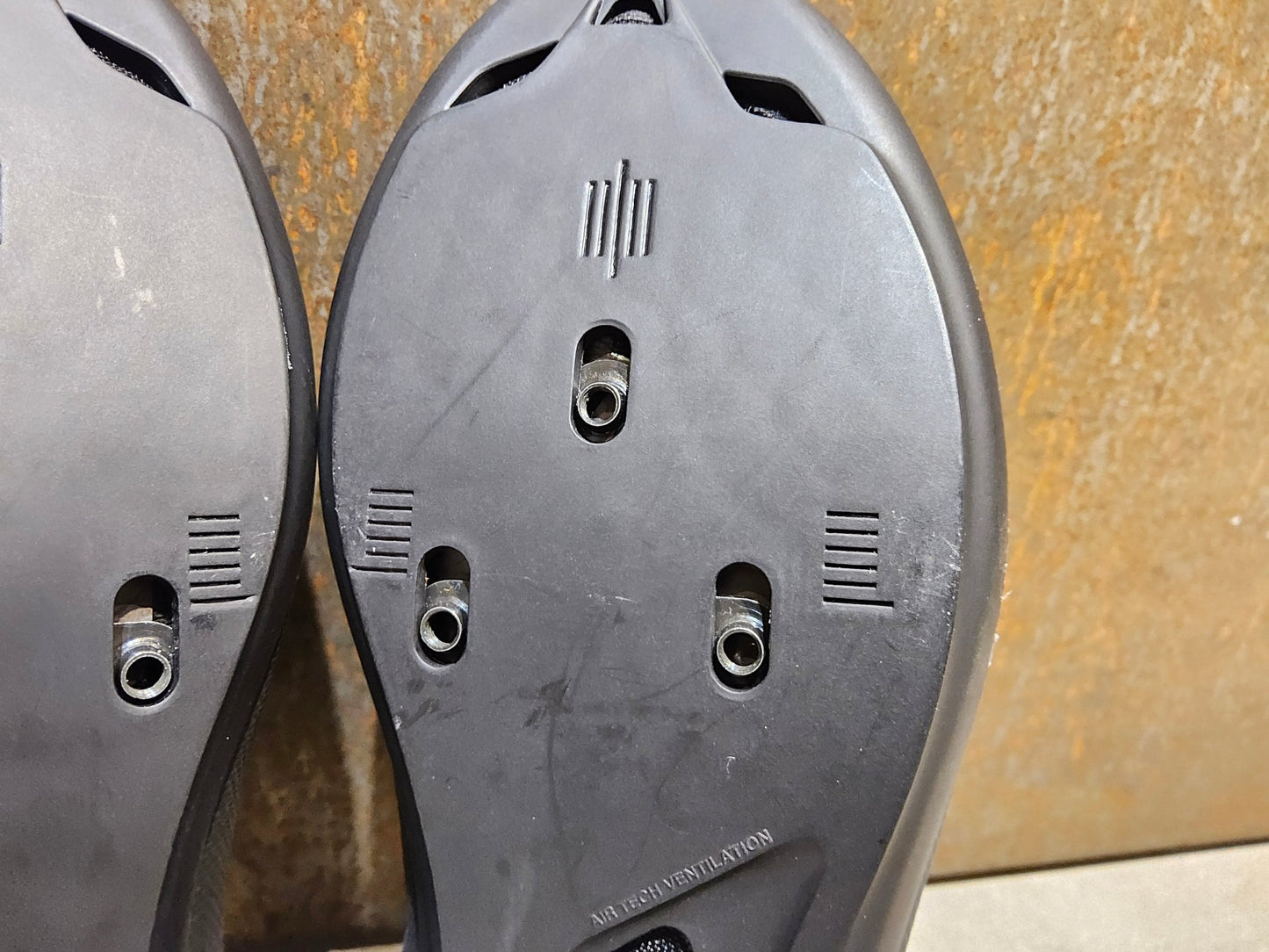 RR - Herrenschuhe von Dmt, DMT KR4 RENNRADSCHUH / SCHWARZ / UNISEX / 42 vor USEDBIKES - OB.DE Hintergrund