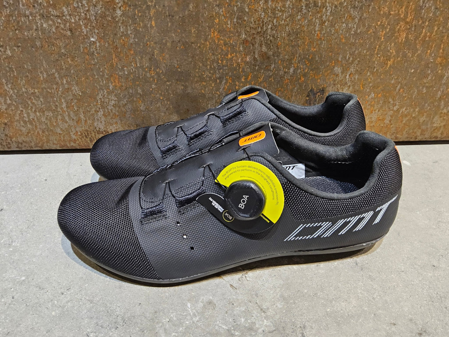 RR - Herrenschuhe von Dmt, DMT KR4 RENNRADSCHUH / SCHWARZ / UNISEX / 42 vor USEDBIKES - OB.DE Hintergrund