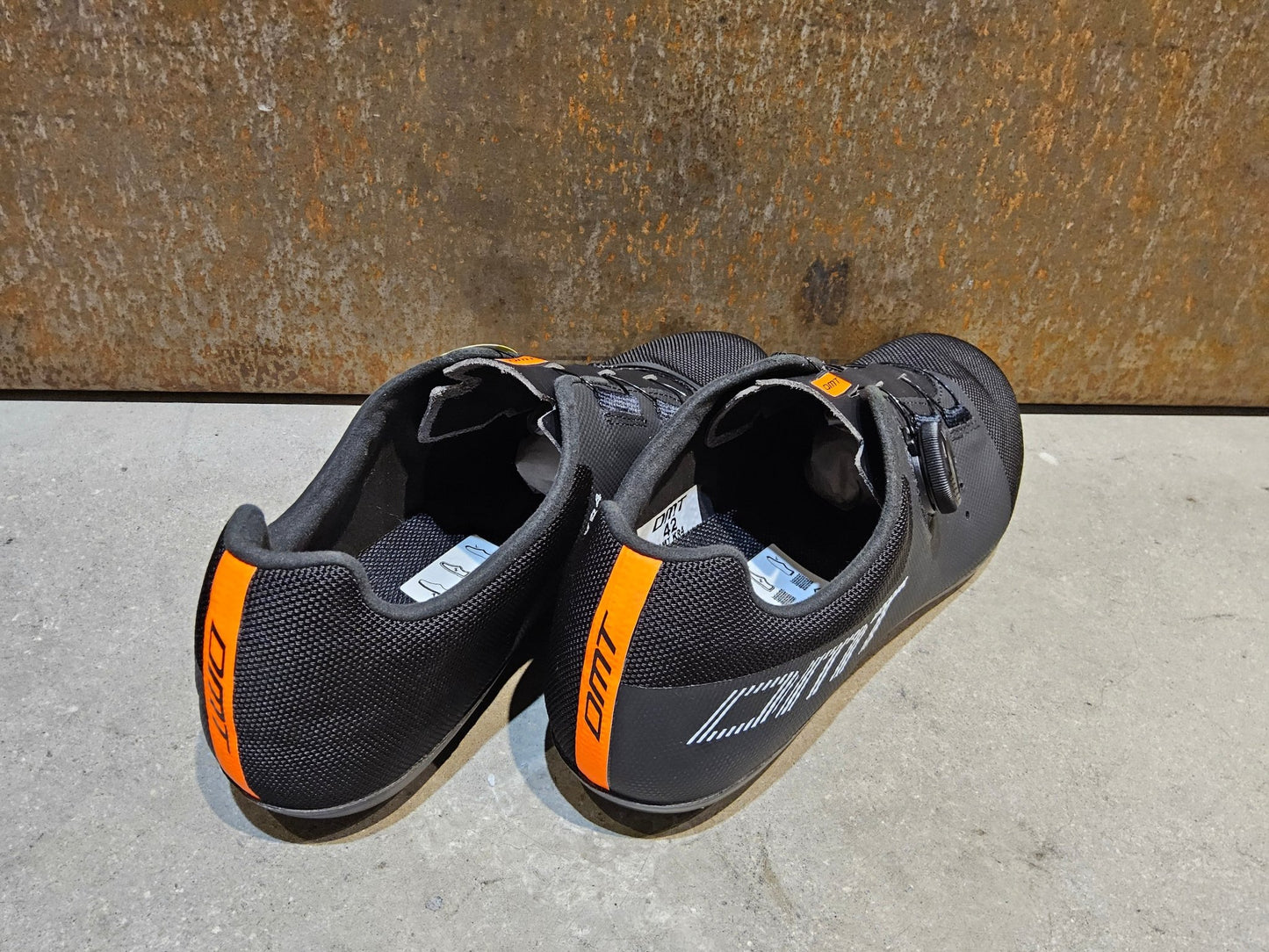 RR - Herrenschuhe von Dmt, DMT KR4 RENNRADSCHUH / SCHWARZ / UNISEX / 42 vor USEDBIKES - OB.DE Hintergrund