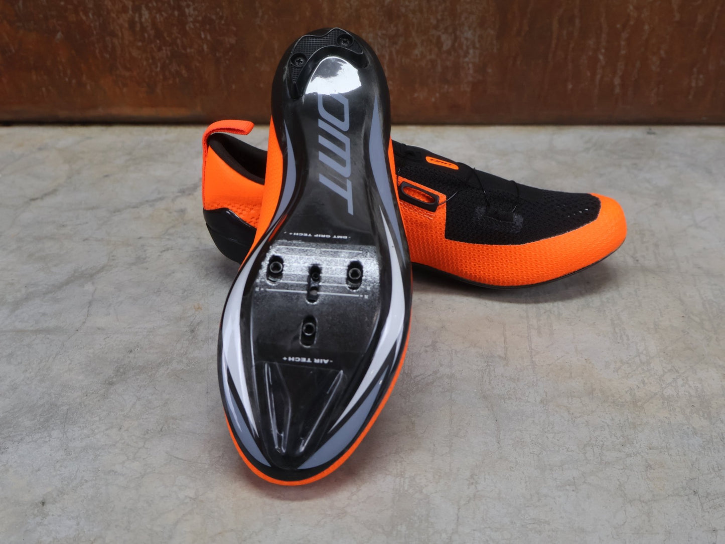 RR - Herrenschuhe von Dmt, DMT KT1 TRIATHLON FAHRRADSCHUH / ORANGE / SCHWARZ / UNISEX vor USEDBIKES - OB.DE Hintergrund