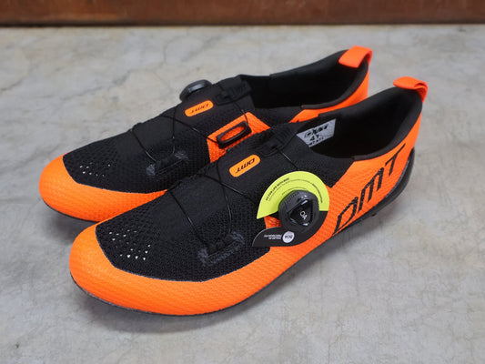 RR - Herrenschuhe von Dmt, DMT KT1 TRIATHLON FAHRRADSCHUH / ORANGE / SCHWARZ / UNISEX vor USEDBIKES - OB.DE Hintergrund