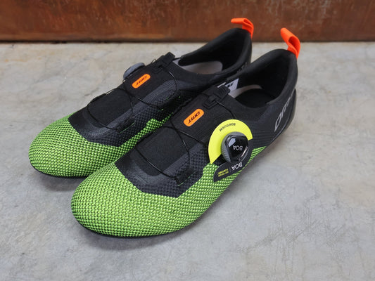 RR - Herrenschuhe von Dmt, DMT KT4 TRIATHLON FAHRRADSCHUH / SCHWARZ / GELB REFLEX / UNISEX vor USEDBIKES - OB.DE Hintergrund