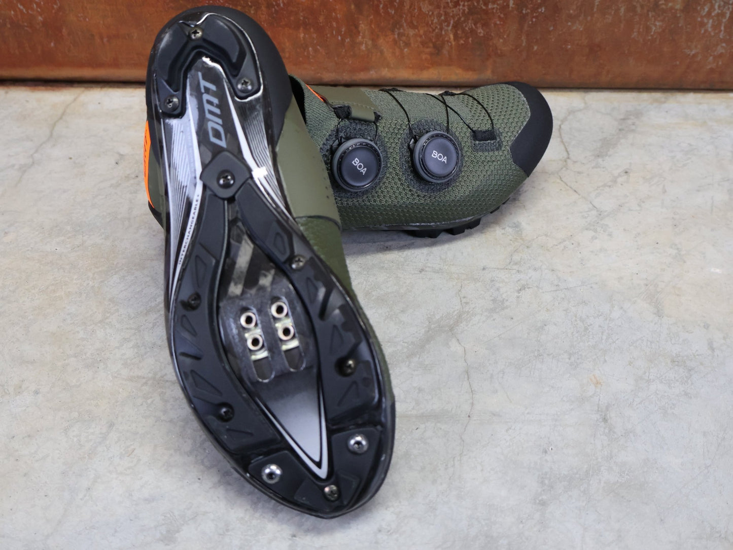 MTB - Herrenschuhe von Dmt, DMT MH10 MOUNTAINBIKESCHUH / SCHWARZ / GRÜN / UNISEX vor USEDBIKES - OB.DE Hintergrund