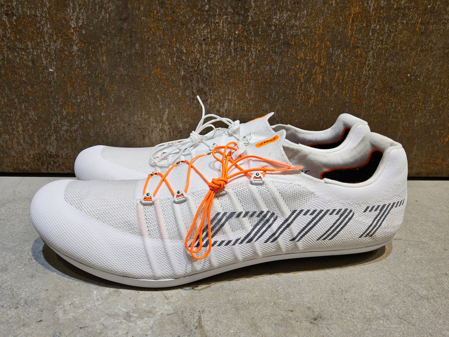 RR - Herrenschuhe von Dmt, DMT POGIS 25 RENNRADSCHUH / WEIß / UNISEX / 48 vor USEDBIKES - OB.DE Hintergrund