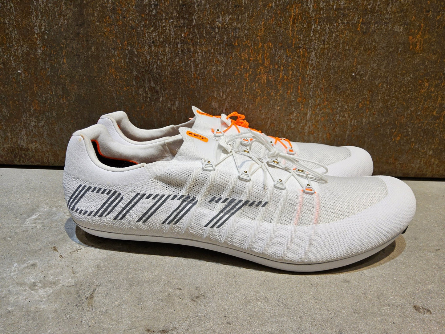 RR - Herrenschuhe von Dmt, DMT POGIS 25 RENNRADSCHUH / WEIß / UNISEX / 48 vor USEDBIKES - OB.DE Hintergrund