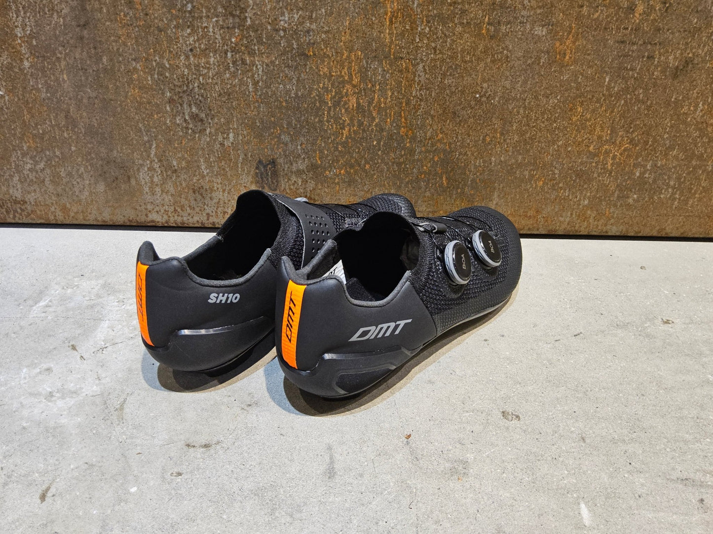 RR - Herrenschuhe von Dmt, DMT SH10 RENNRADSCHUH / SCHWARZ / UNISEX / 42 vor USEDBIKES - OB.DE Hintergrund