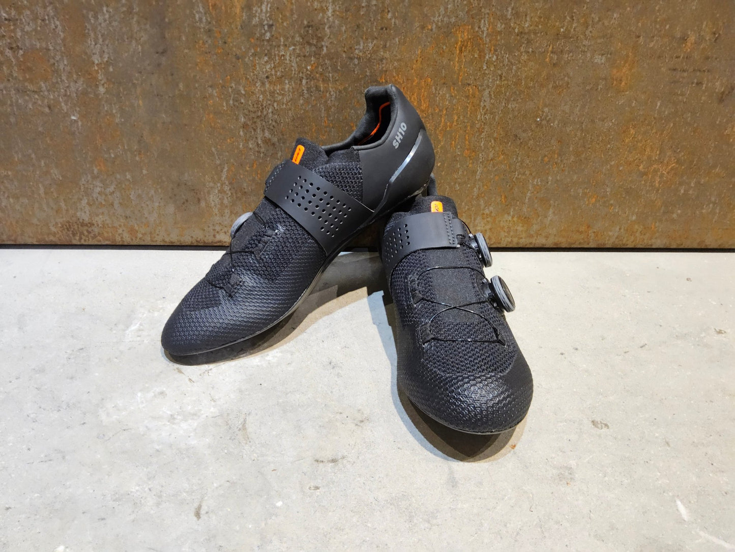 RR - Herrenschuhe von Dmt, DMT SH10 RENNRADSCHUH / SCHWARZ / UNISEX / 42 vor USEDBIKES - OB.DE Hintergrund