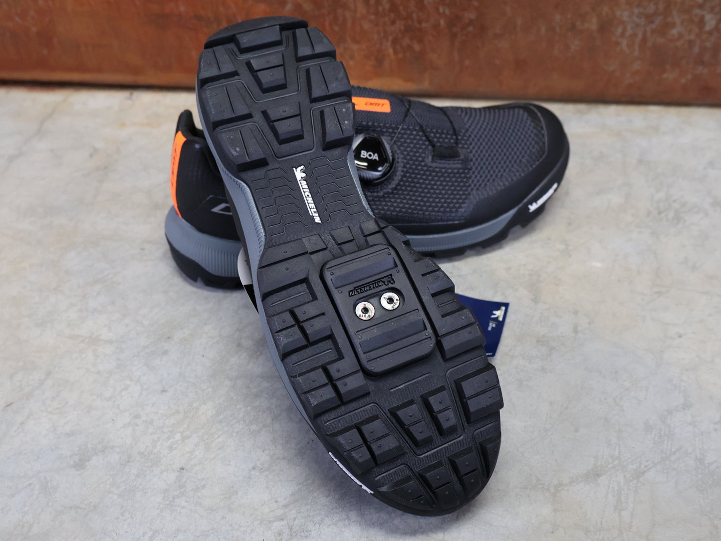 MTB - Herrenschuhe von Dmt, DMT TK10 MOUNTAINBIKESCHUH / ANTHRAZIT / SCHWARZ / UNISEX / 41 vor USEDBIKES - OB.DE Hintergrund