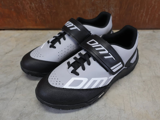 MTB - Herrenschuhe von Dmt, DMT TK10 MOUNTAINBIKESCHUH / GRAU / SCHWARZ / UNISEX / 42 vor USEDBIKES - OB.DE Hintergrund