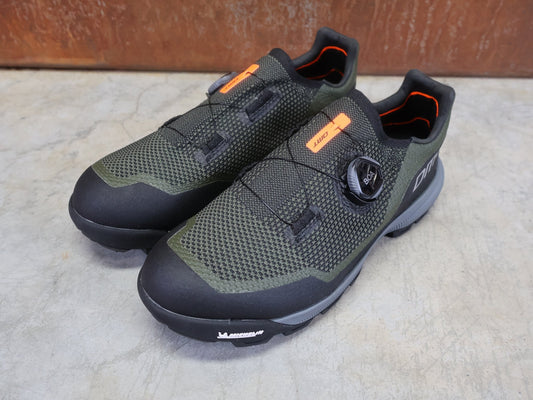 MTB - Herrenschuhe von Dmt, DMT TK10 MOUNTAINBIKESCHUH / GRÜN / SCHWARZ / UNISEX vor USEDBIKES - OB.DE Hintergrund