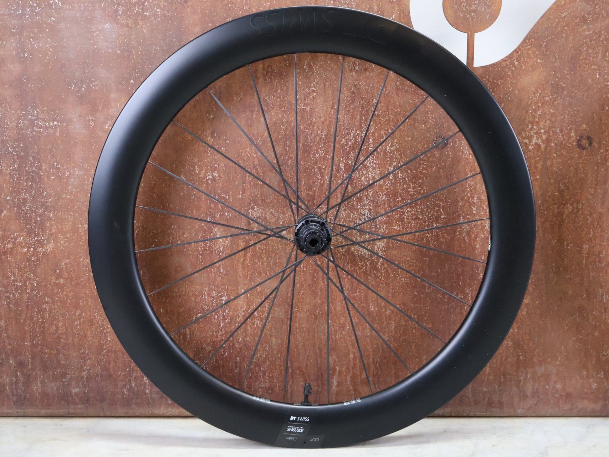 Laufrad/Laufradsatz von Dt Swiss, DT SWISS ARC 1000 62MM LAUFRADSATZ DISC vor USEDBIKES - OB.DE Hintergrund