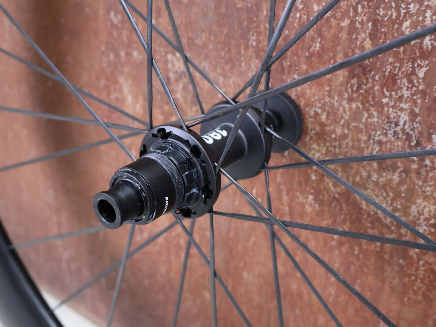 Laufrad/Laufradsatz von Dt Swiss, DT SWISS ARC 1000 62MM LAUFRADSATZ DISC vor USEDBIKES - OB.DE Hintergrund