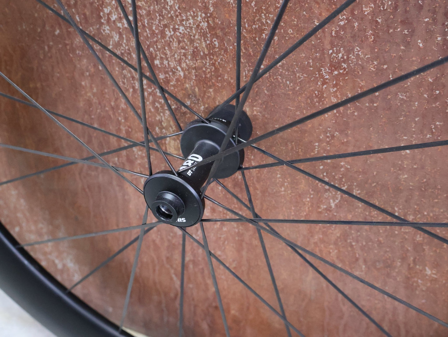 Laufrad/Laufradsatz von Dt Swiss, DT SWISS ARC 1000 62MM LAUFRADSATZ DISC vor USEDBIKES - OB.DE Hintergrund