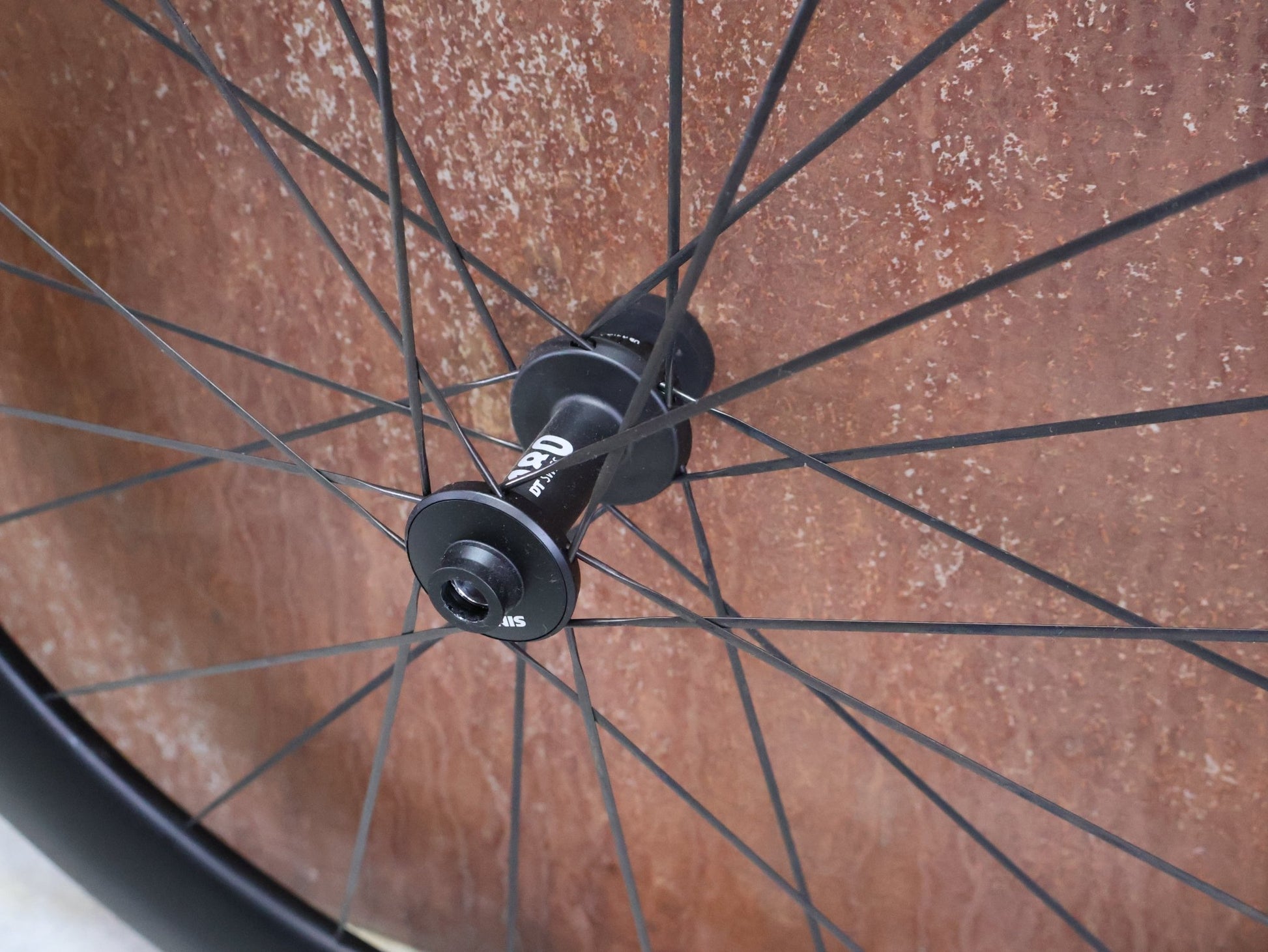 Laufrad/Laufradsatz von Dt Swiss, DT SWISS ARC 1000 62MM LAUFRADSATZ DISC vor USEDBIKES - OB.DE Hintergrund