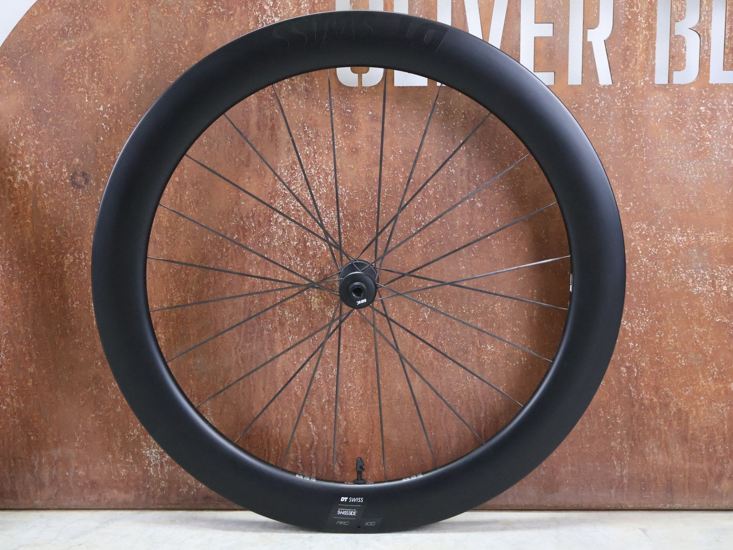 Laufrad/Laufradsatz von Dt Swiss, DT SWISS ARC 1000 62MM LAUFRADSATZ DISC vor USEDBIKES - OB.DE Hintergrund