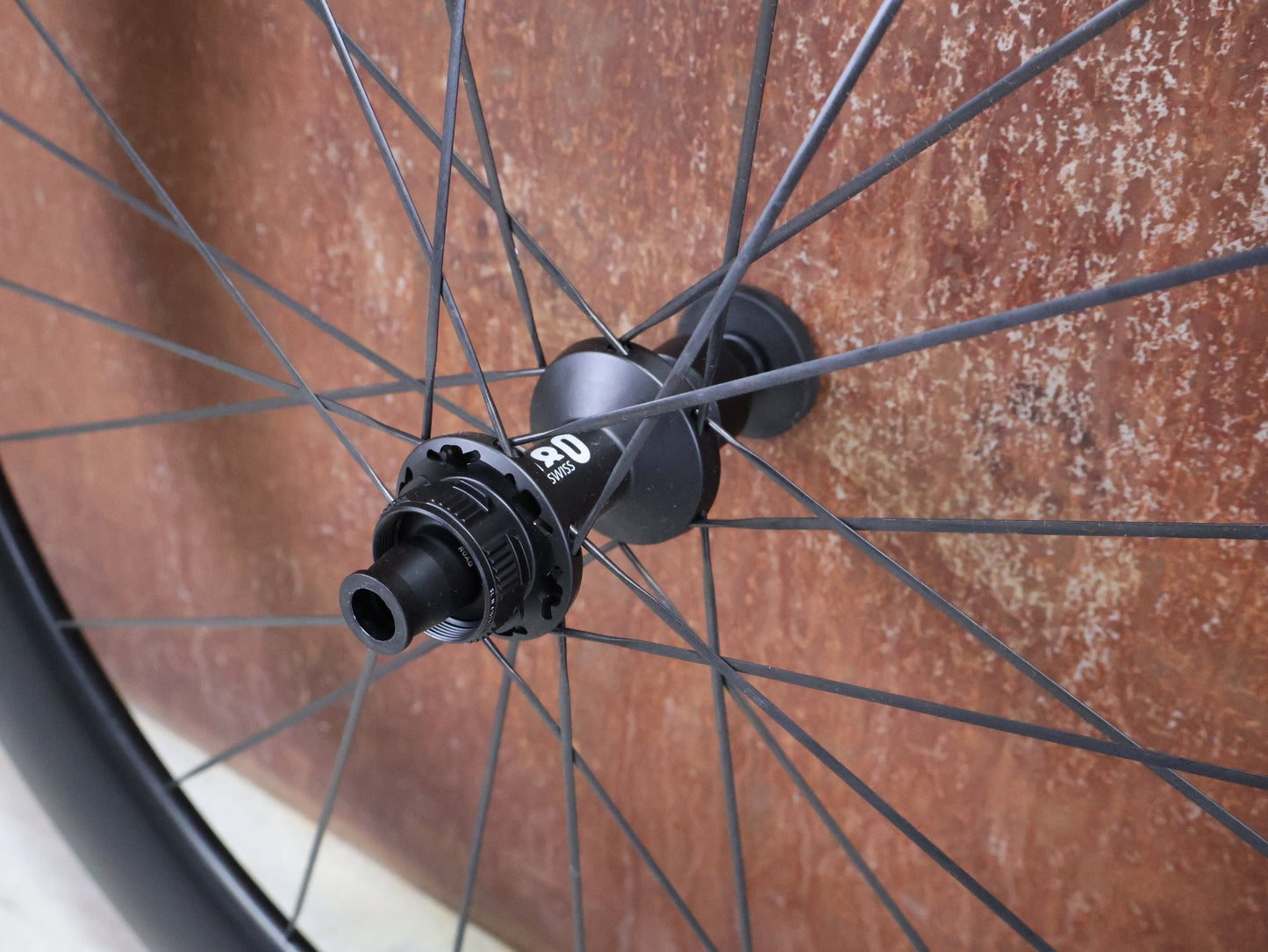 Laufrad/Laufradsatz von Dt Swiss, DT SWISS ARC 1000 62MM LAUFRADSATZ DISC vor USEDBIKES - OB.DE Hintergrund