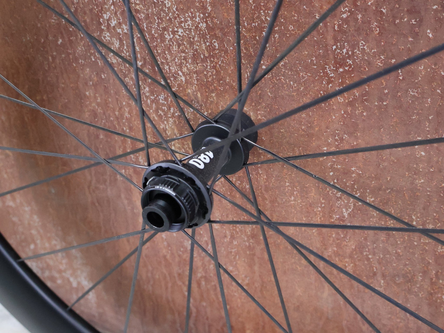 Laufrad/Laufradsatz von Dt Swiss, DT SWISS ARC 1000 62MM LAUFRADSATZ DISC vor USEDBIKES - OB.DE Hintergrund