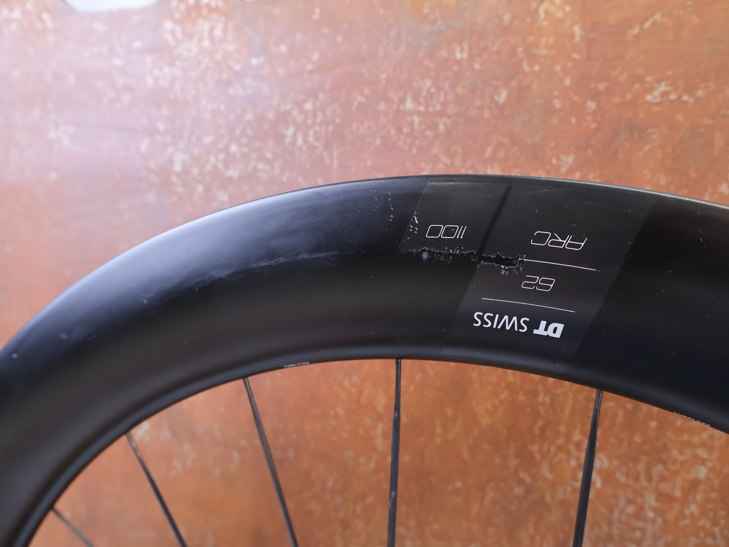 Laufrad/Laufradsatz von Dt Swiss, DT SWISS ARC 1100 DICUT CARBON 62 DISC LAUFRADSATZ XDR vor USEDBIKES-OB.DE Hintergrund