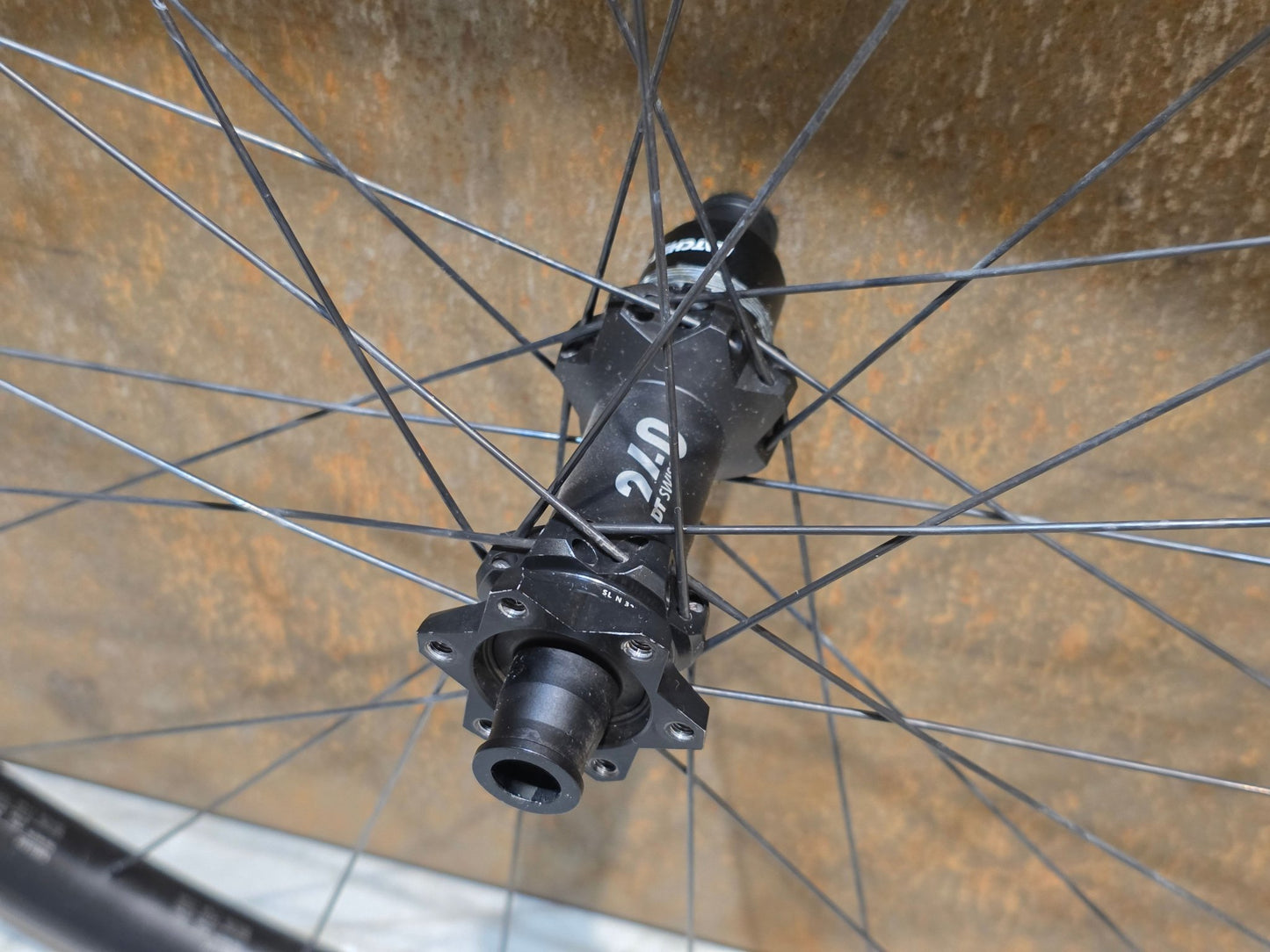 Laufrad/Laufradsatz von Dt Swiss, DT SWISS EXC 1501 SPLINE® ONE 30MM LAUFRADSATZ 29 ZOLL DISC vor USEDBIKES - OB.DE Hintergrund