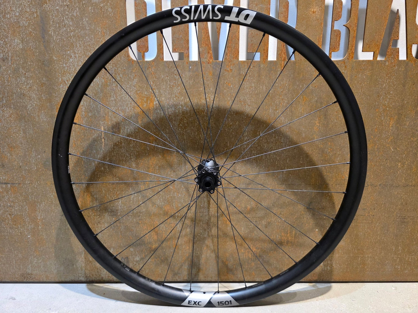 Laufrad/Laufradsatz von Dt Swiss, DT SWISS EXC 1501 SPLINE® ONE 30MM LAUFRADSATZ 29 ZOLL DISC vor USEDBIKES - OB.DE Hintergrund