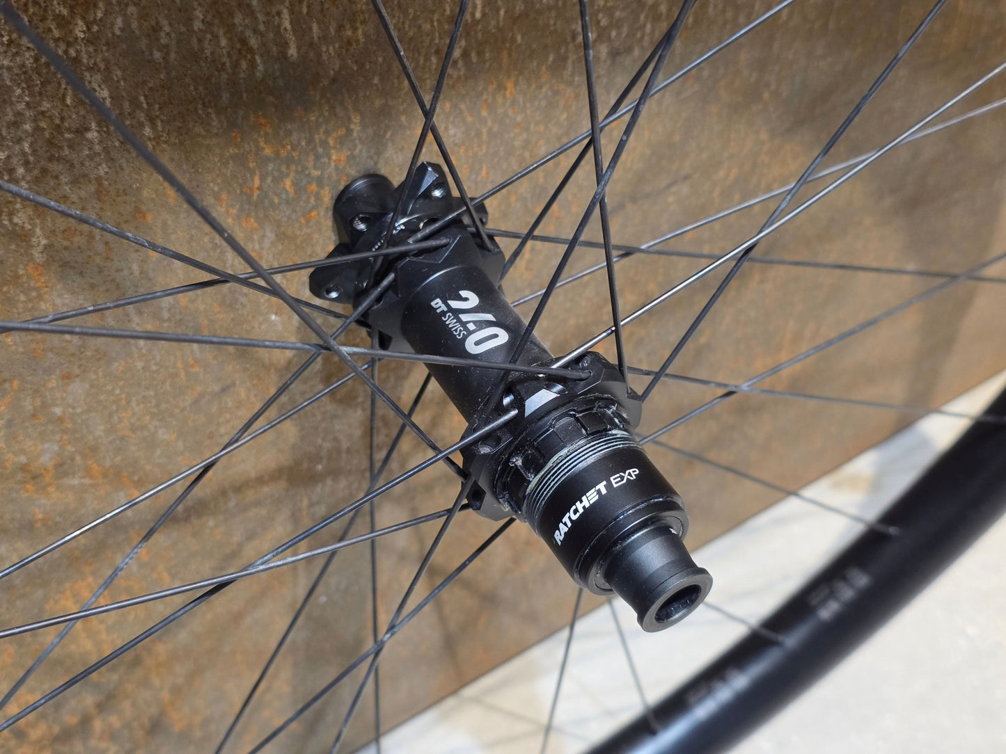 Laufrad/Laufradsatz von Dt Swiss, DT SWISS EXC 1501 SPLINE® ONE 30MM LAUFRADSATZ 29 ZOLL DISC vor USEDBIKES - OB.DE Hintergrund