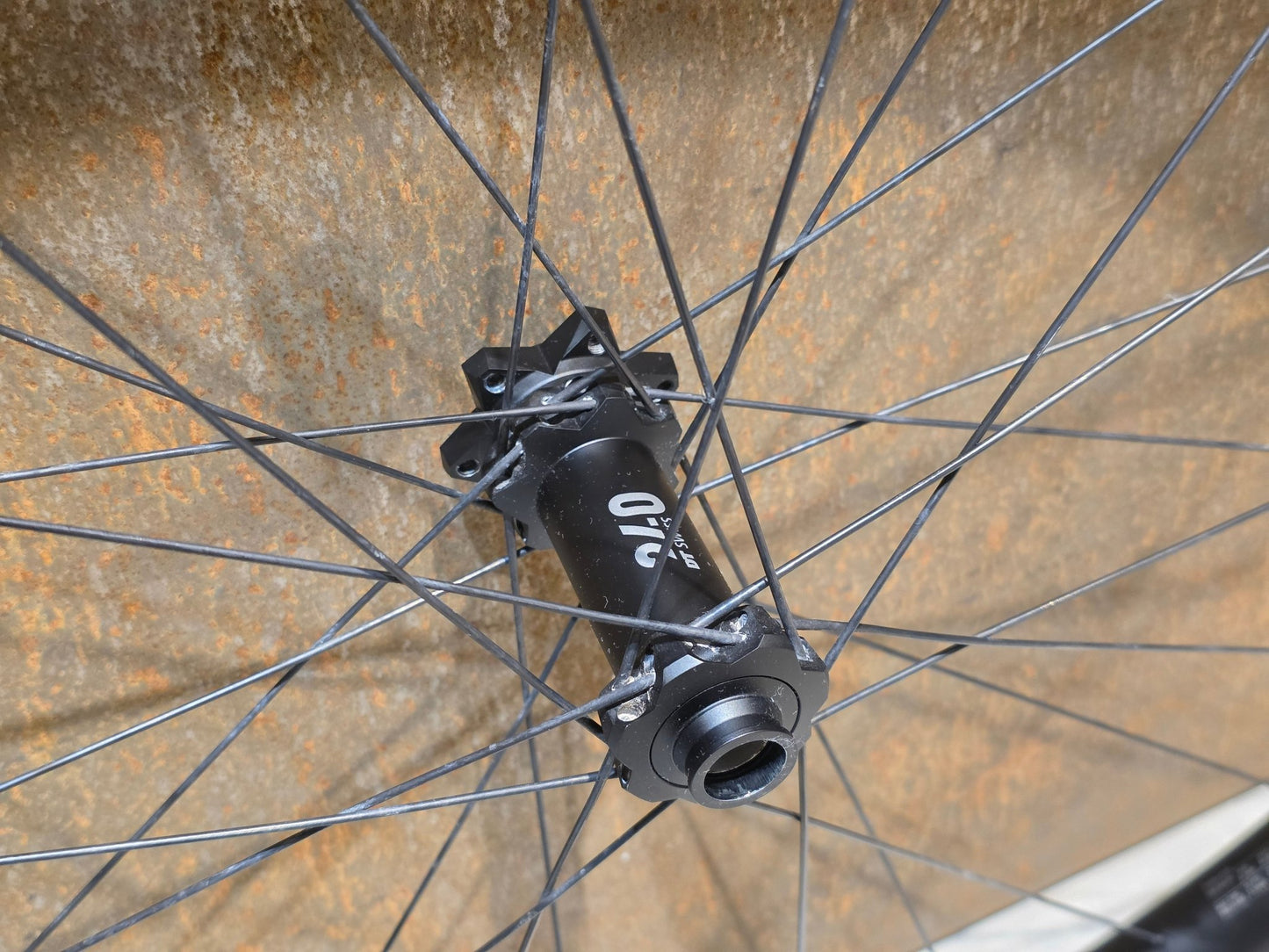 Laufrad/Laufradsatz von Dt Swiss, DT SWISS EXC 1501 SPLINE® ONE 30MM LAUFRADSATZ 29 ZOLL DISC vor USEDBIKES - OB.DE Hintergrund