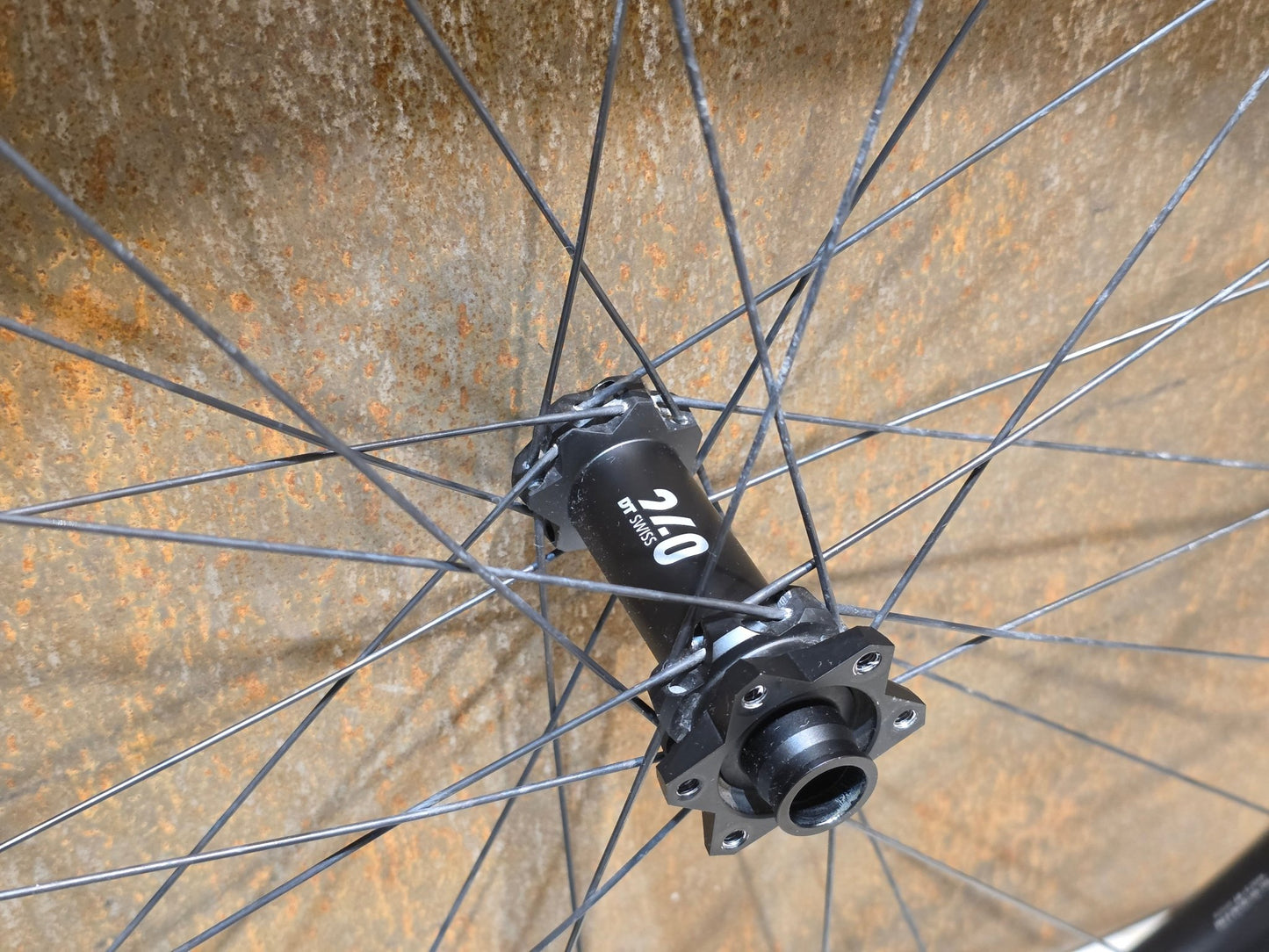 Laufrad/Laufradsatz von Dt Swiss, DT SWISS EXC 1501 SPLINE® ONE 30MM LAUFRADSATZ 29 ZOLL DISC vor USEDBIKES - OB.DE Hintergrund