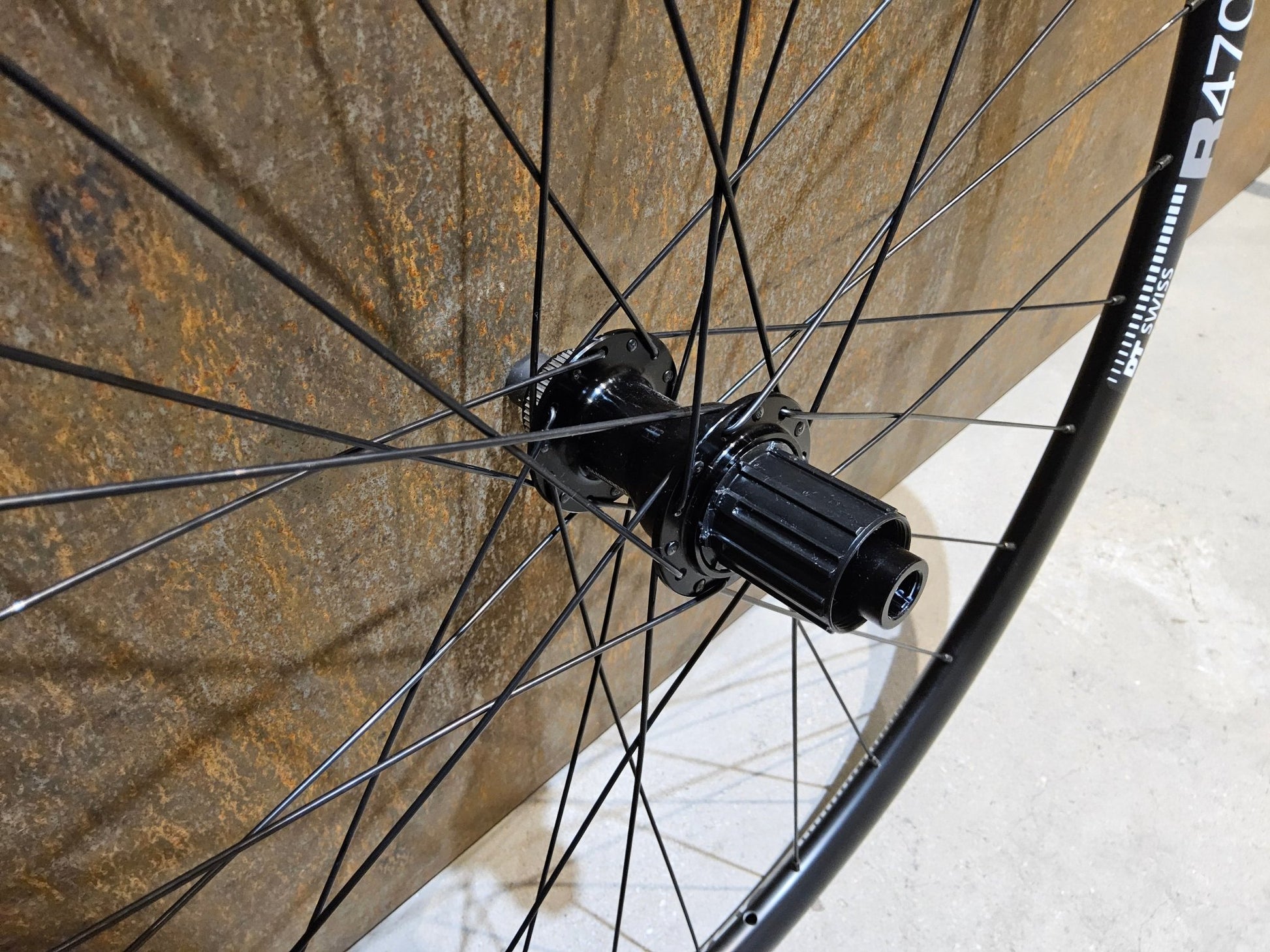 Laufrad/Laufradsatz von Dt Swiss, DT SWISS R470 SHIMANO TC500 LAUFRADSATZ DISC in variant_title vor USEDBIKES - OB.DE Hintergrund