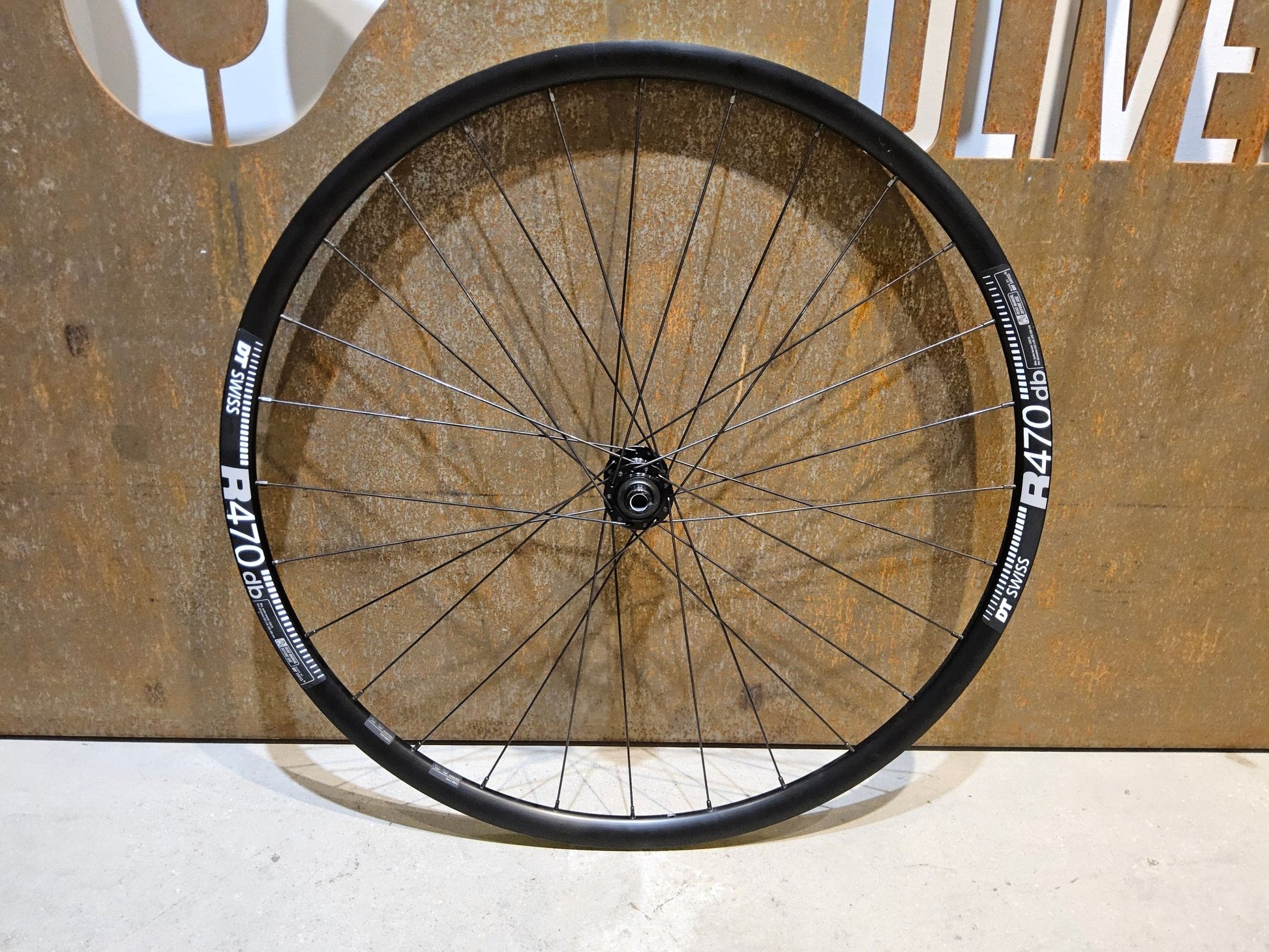 Laufrad/Laufradsatz von Dt Swiss, DT SWISS R470 SHIMANO TC500 LAUFRADSATZ DISC in variant_title vor USEDBIKES - OB.DE Hintergrund