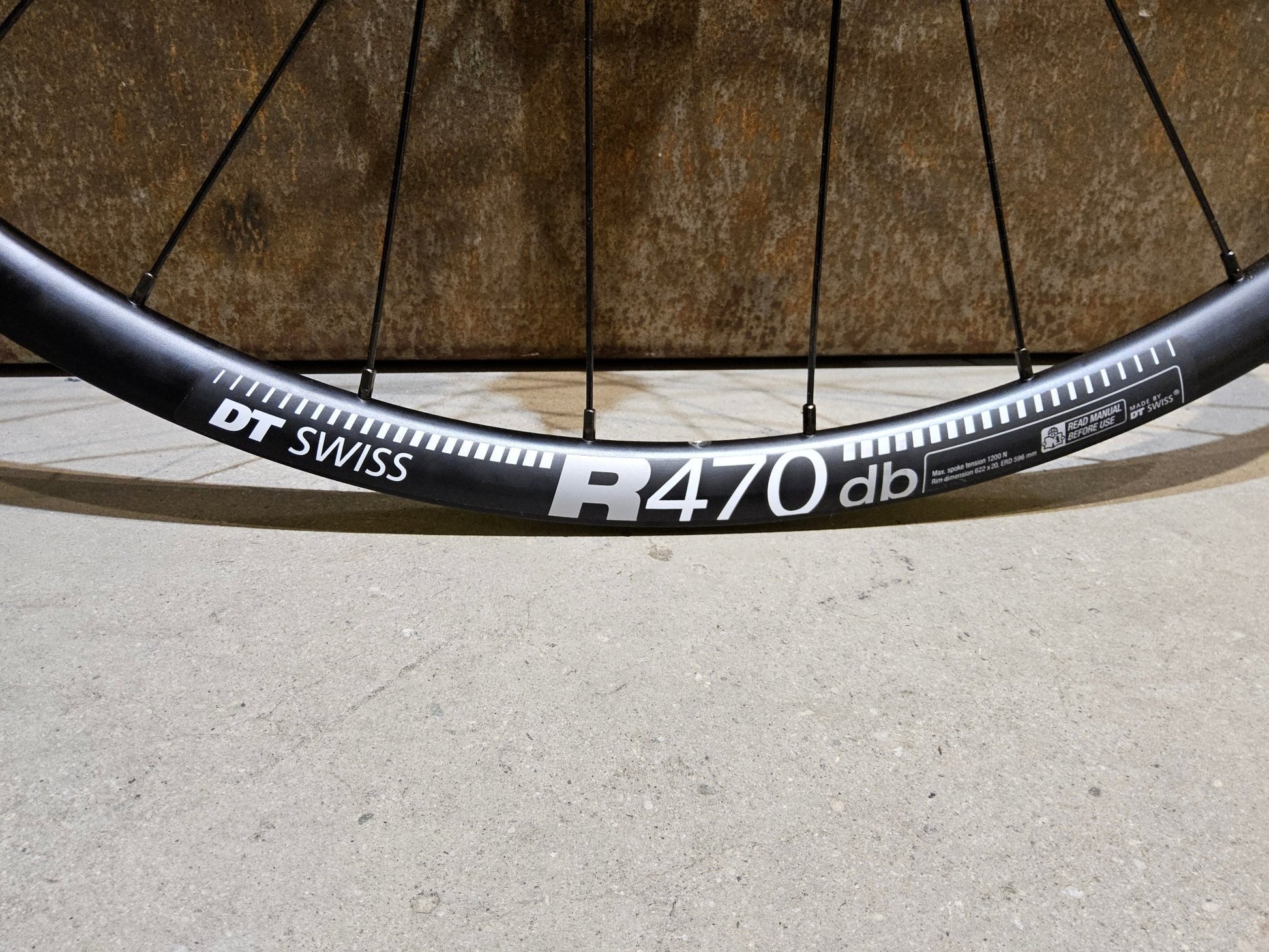 Laufrad/Laufradsatz von Dt Swiss, DT SWISS R470 SHIMANO TC500 LAUFRADSATZ DISC in variant_title vor USEDBIKES - OB.DE Hintergrund