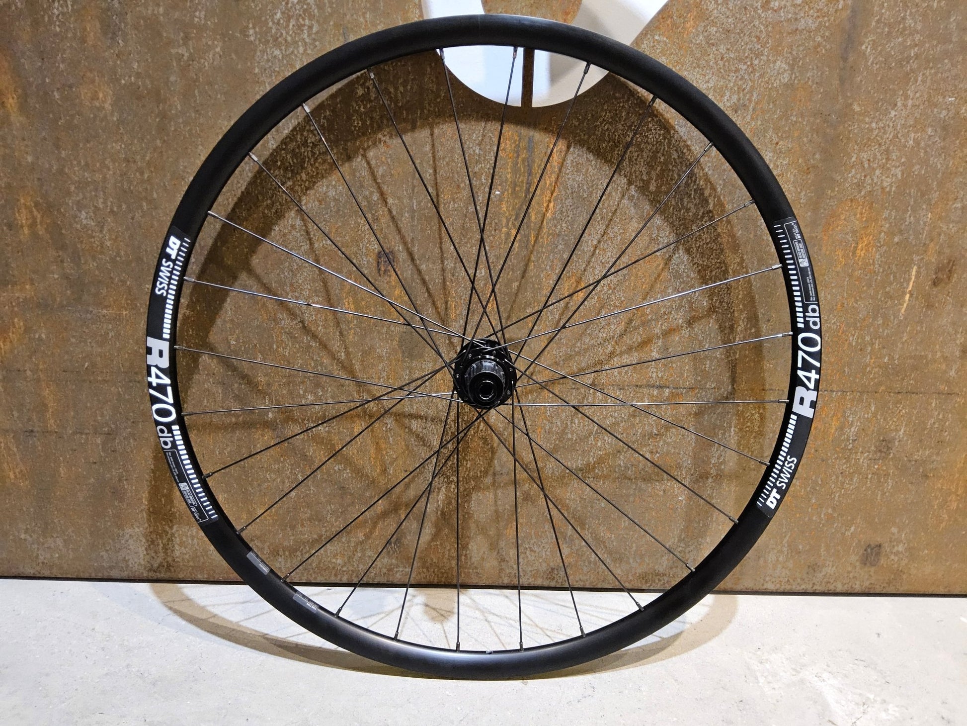 Laufrad/Laufradsatz von Dt Swiss, DT SWISS R470 SHIMANO TC500 LAUFRADSATZ DISC in variant_title vor USEDBIKES - OB.DE Hintergrund