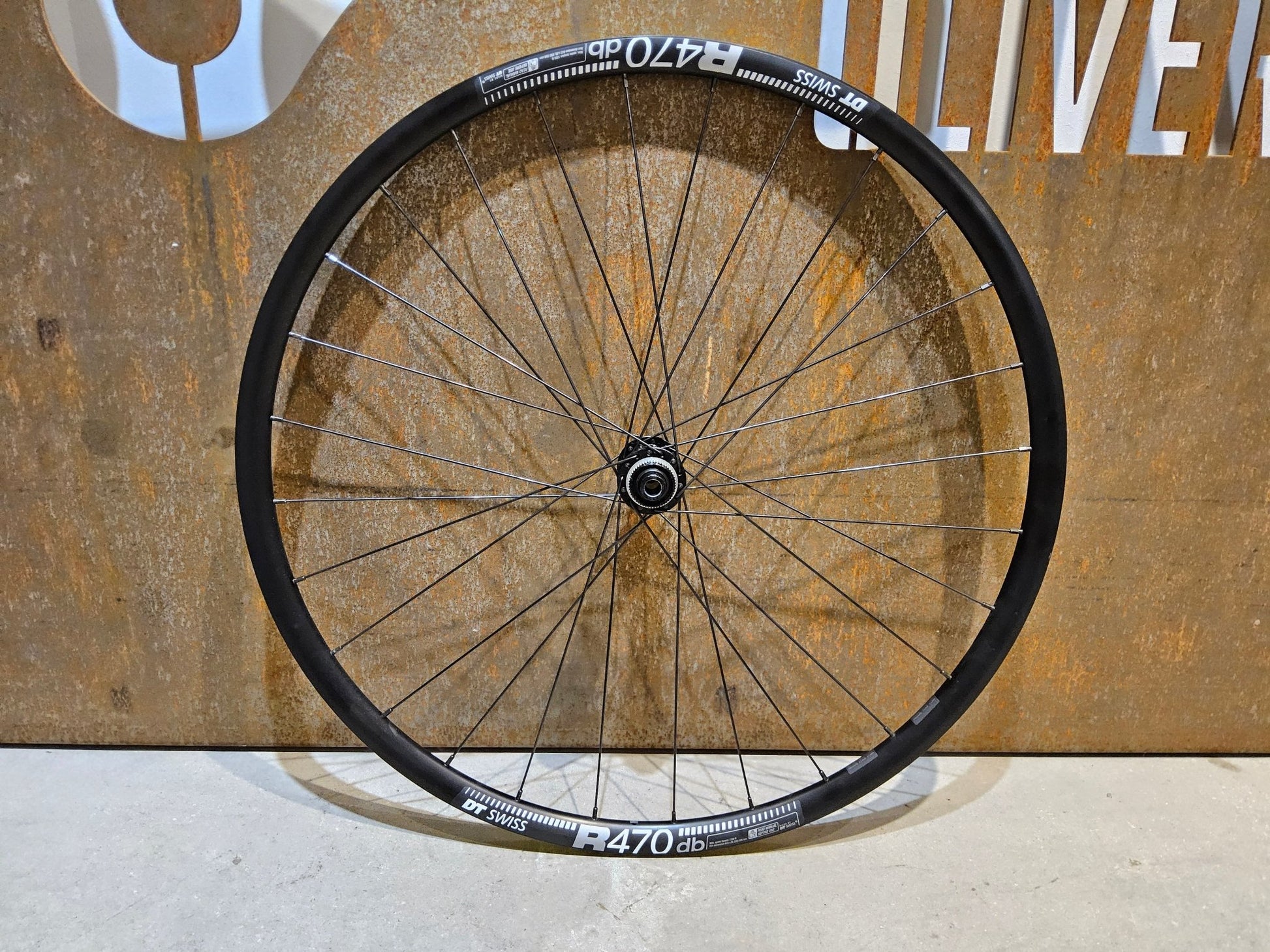 Laufrad/Laufradsatz von Dt Swiss, DT SWISS R470 SHIMANO TC500 LAUFRADSATZ DISC in variant_title vor USEDBIKES - OB.DE Hintergrund