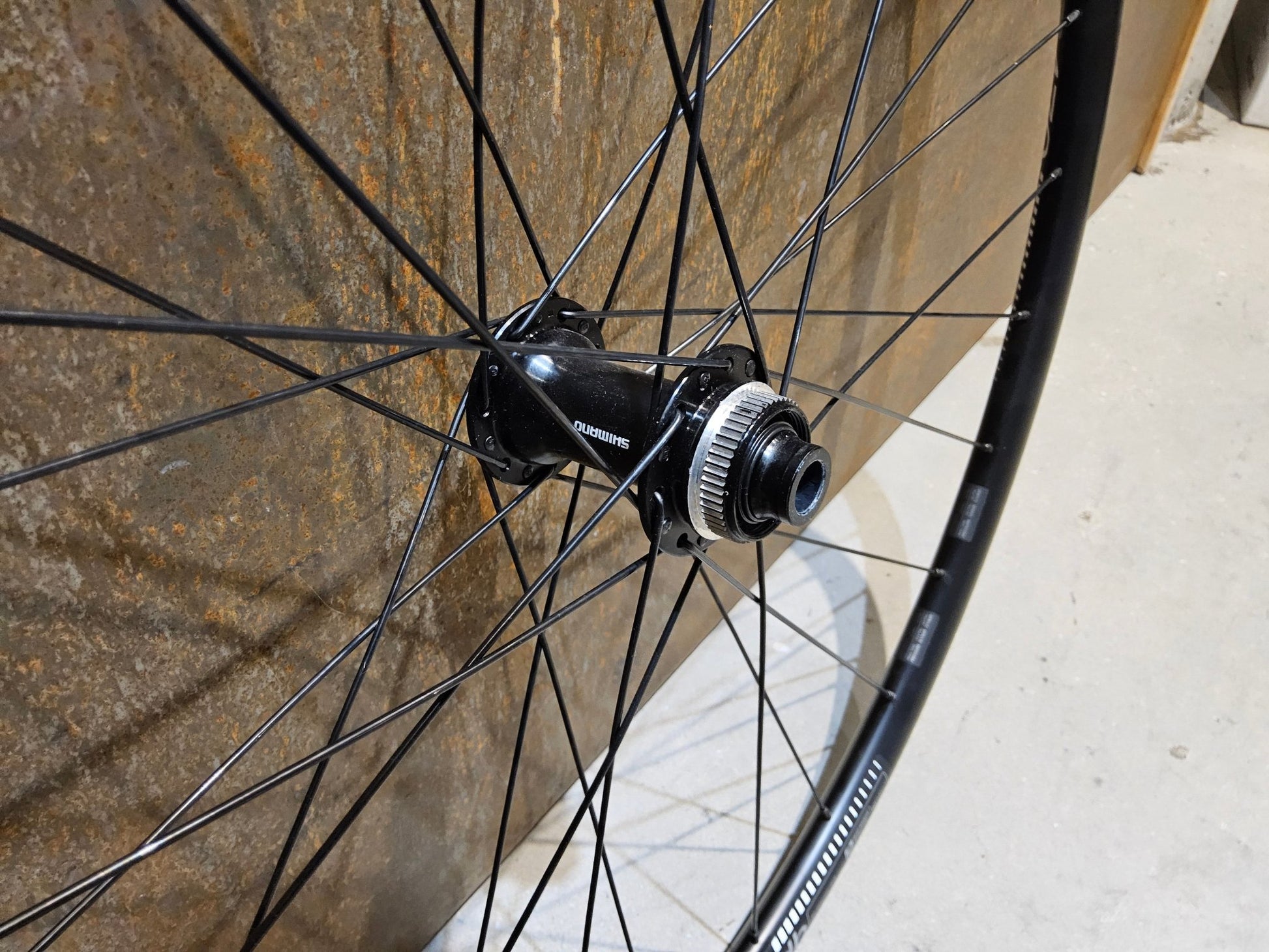 Laufrad/Laufradsatz von Dt Swiss, DT SWISS R470 SHIMANO TC500 LAUFRADSATZ DISC in variant_title vor USEDBIKES - OB.DE Hintergrund