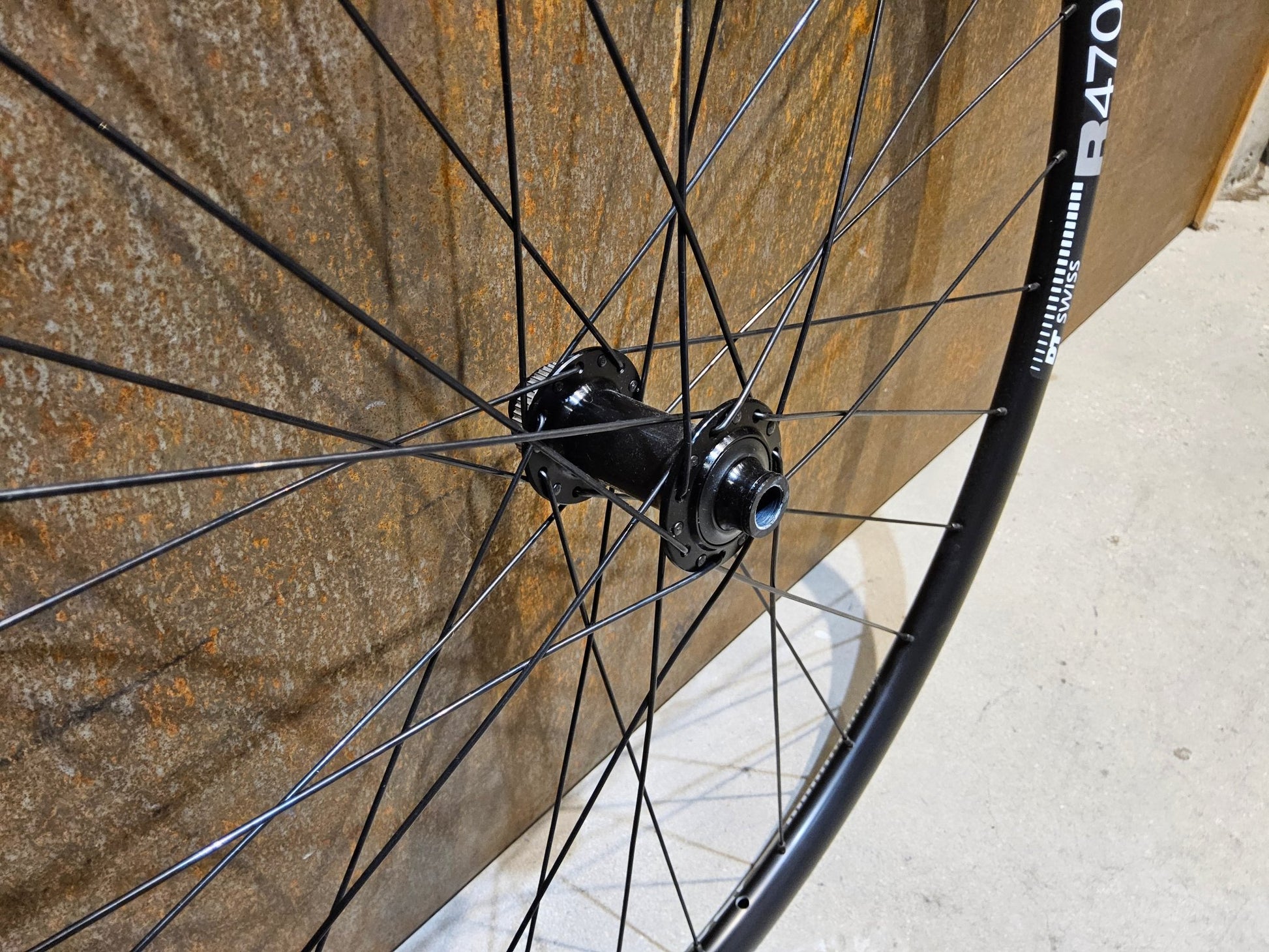 Laufrad/Laufradsatz von Dt Swiss, DT SWISS R470 SHIMANO TC500 LAUFRADSATZ DISC in variant_title vor USEDBIKES - OB.DE Hintergrund