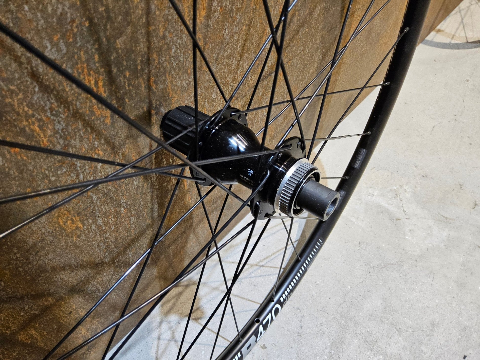 Laufrad/Laufradsatz von Dt Swiss, DT SWISS R470 SHIMANO TC500 LAUFRADSATZ DISC in variant_title vor USEDBIKES - OB.DE Hintergrund