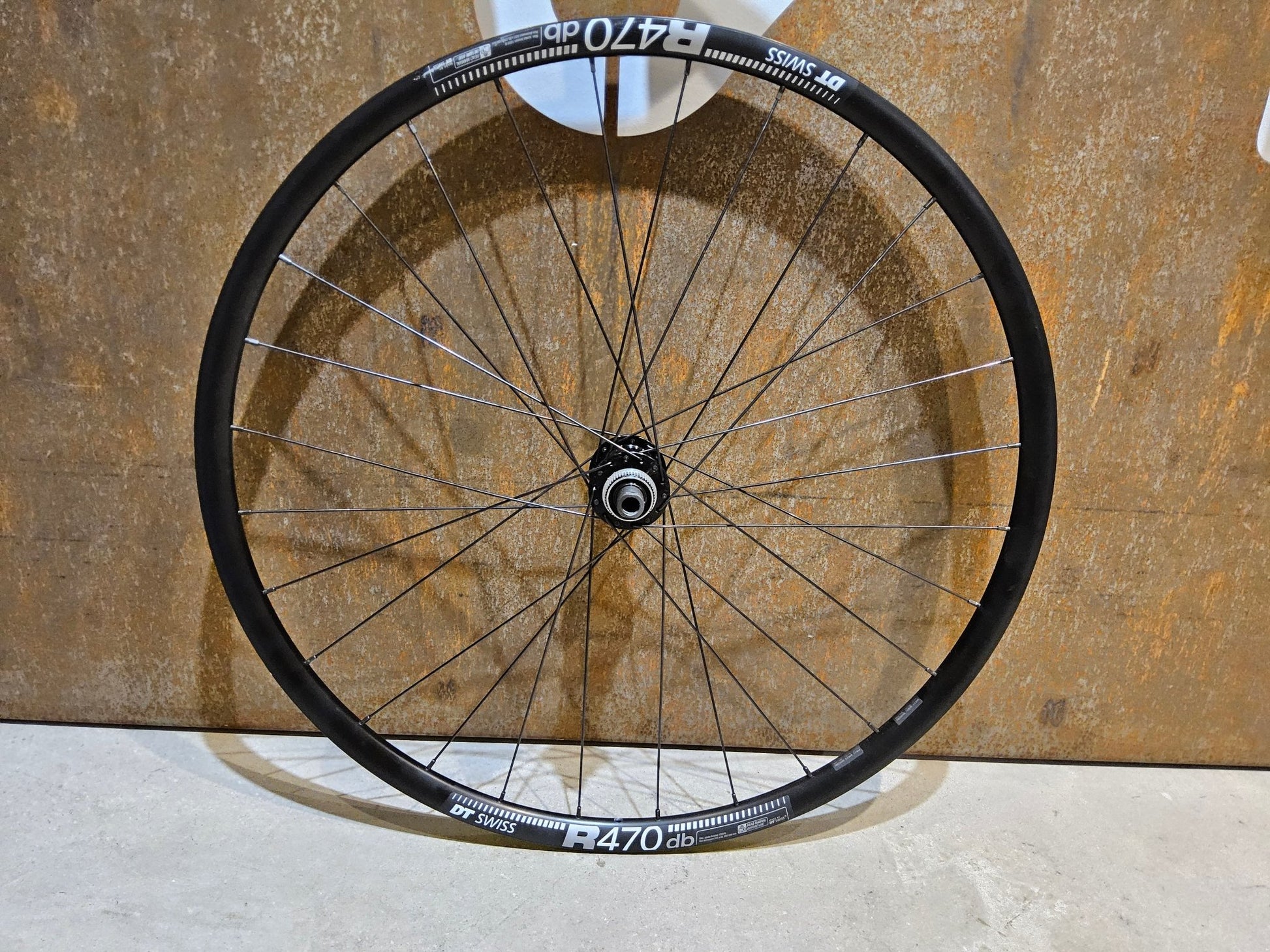 Laufrad/Laufradsatz von Dt Swiss, DT SWISS R470 SHIMANO TC500 LAUFRADSATZ DISC in variant_title vor USEDBIKES - OB.DE Hintergrund