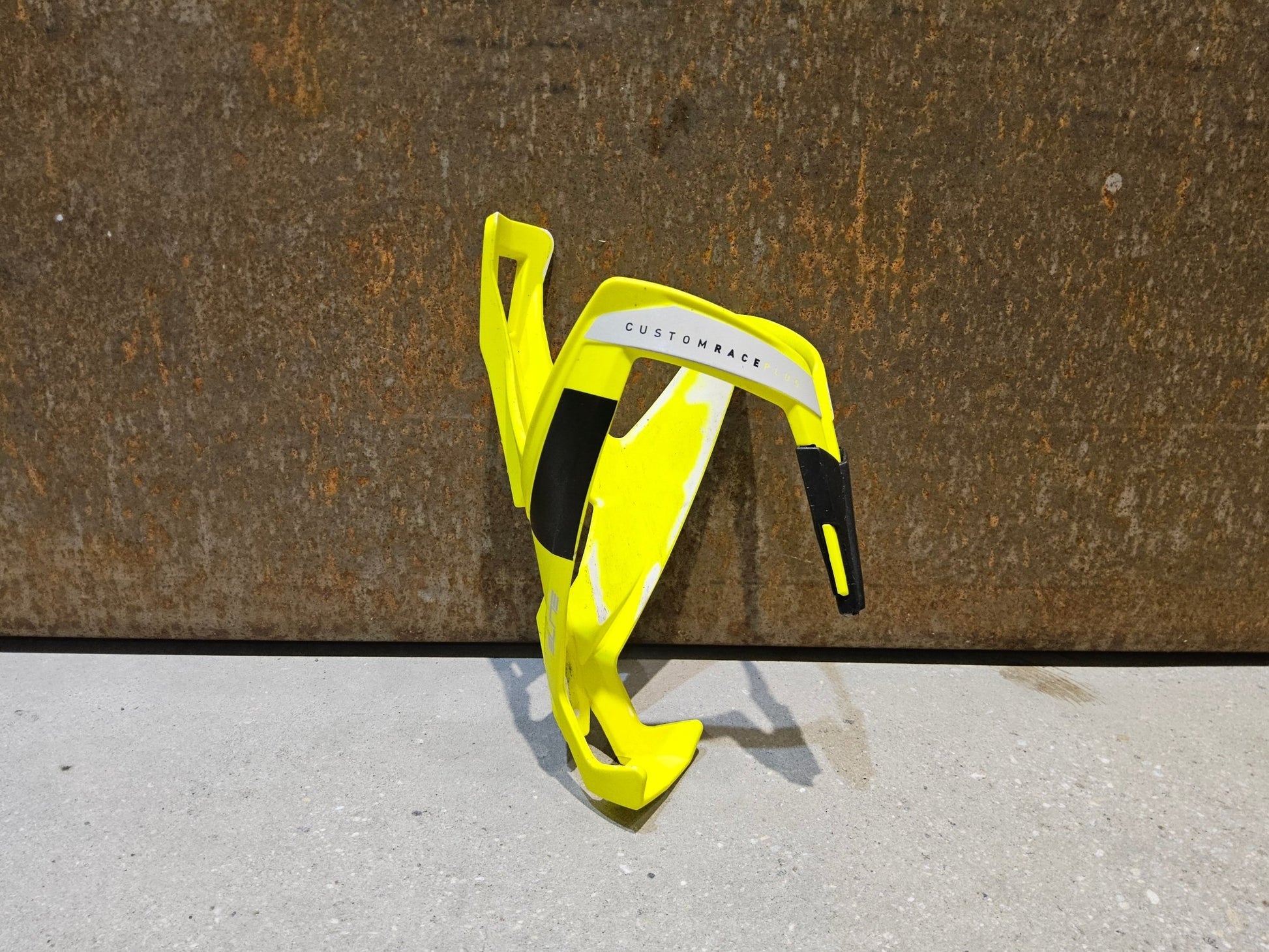 Trinkflaschen und Halter von Elite, ELITE CUSTOM RACE PLUS FLASCHENHALTER / NEON GELB vor USEDBIKES - OB.DE Hintergrund
