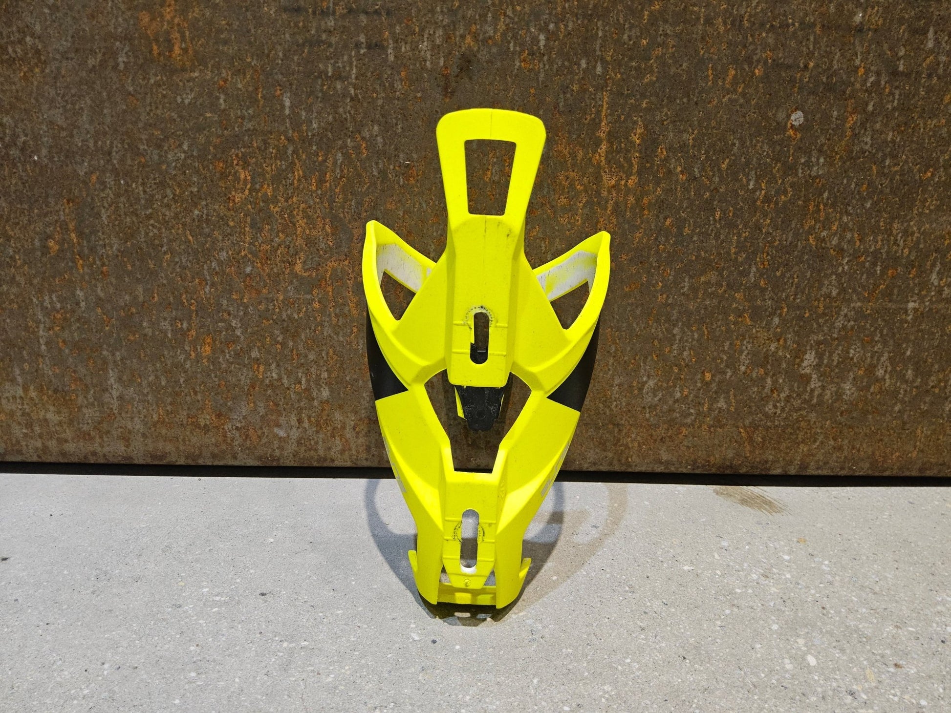 Trinkflaschen und Halter von Elite, ELITE CUSTOM RACE PLUS FLASCHENHALTER / NEON GELB vor USEDBIKES - OB.DE Hintergrund
