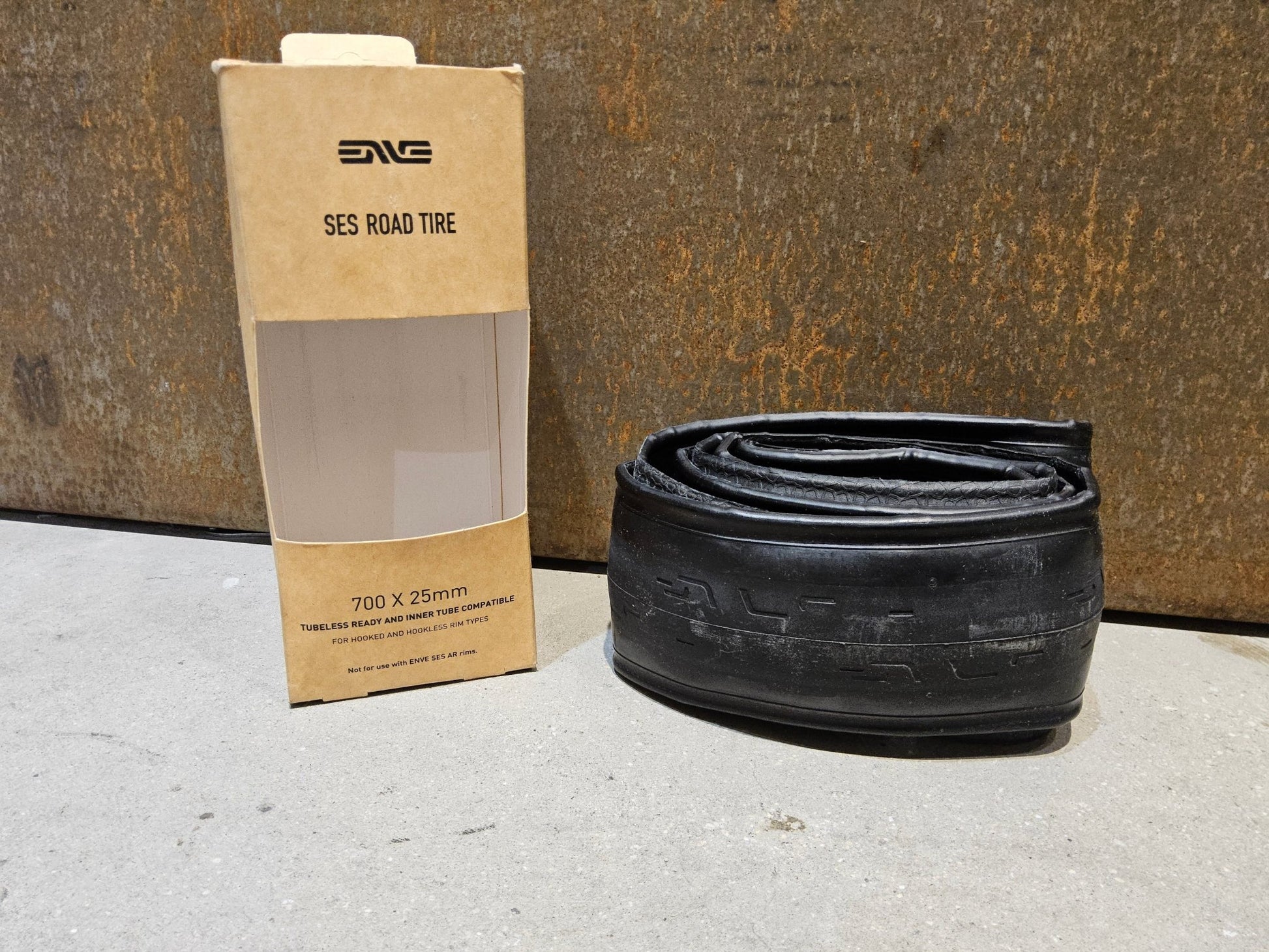 Reifen von Enve, ENVE SES ROAD TIRE RENNRAD REIFEN 700C X 25MM vor USEDBIKES - OB.DE Hintergrund