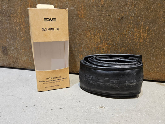 Reifen von Enve, ENVE SES ROAD TIRE RENNRAD REIFEN 700C X 25MM vor USEDBIKES - OB.DE Hintergrund