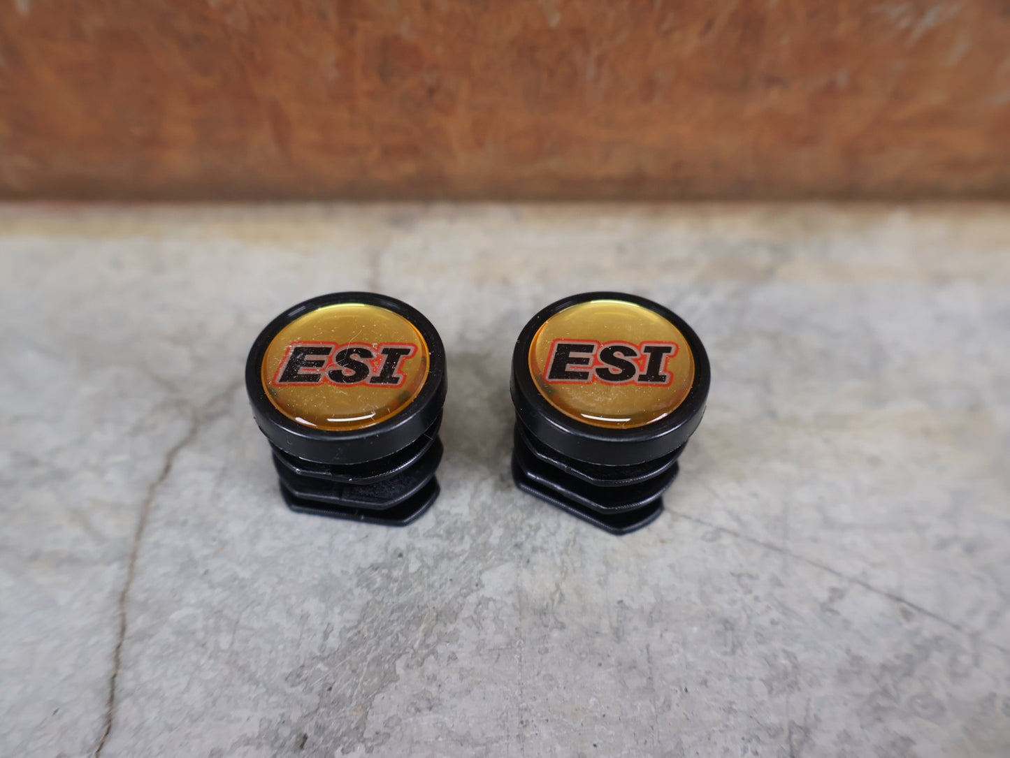 Griffe und Lenkerbänder von ESI, ESI CHUNKY SILIKON - GRIFFE / 32MM / MADE IN USA / BLACK (CHARCOAL) vor USEDBIKES - OB.DE Hintergrund