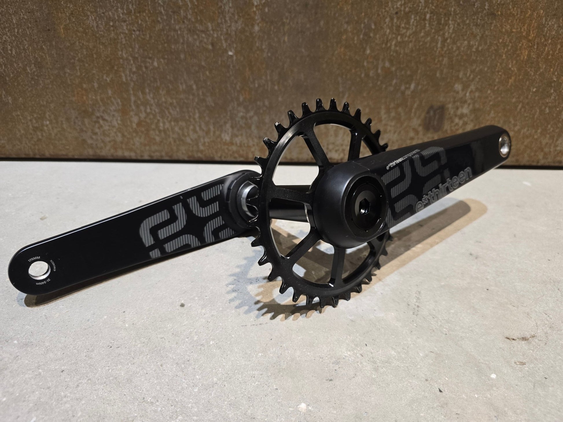 Kurbel von E*thirteen, E*THIRTEEN TRS RACE KURBEL CARBON 34 ZÄHNE / 175MM in variant_title vor USEDBIKES - OB.DE Hintergrund