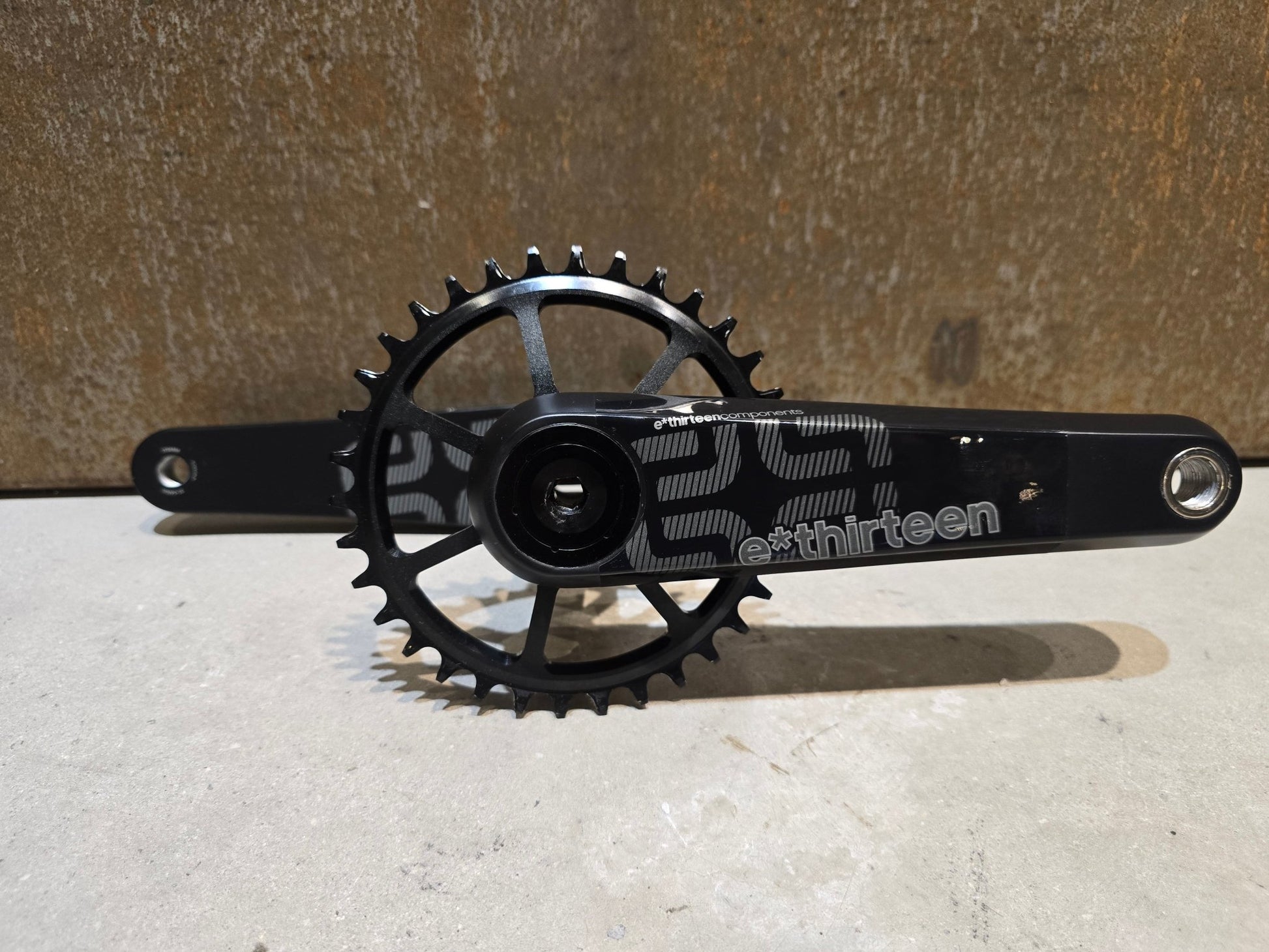 Kurbel von E*thirteen, E*THIRTEEN TRS RACE KURBEL CARBON 34 ZÄHNE / 175MM in variant_title vor USEDBIKES - OB.DE Hintergrund