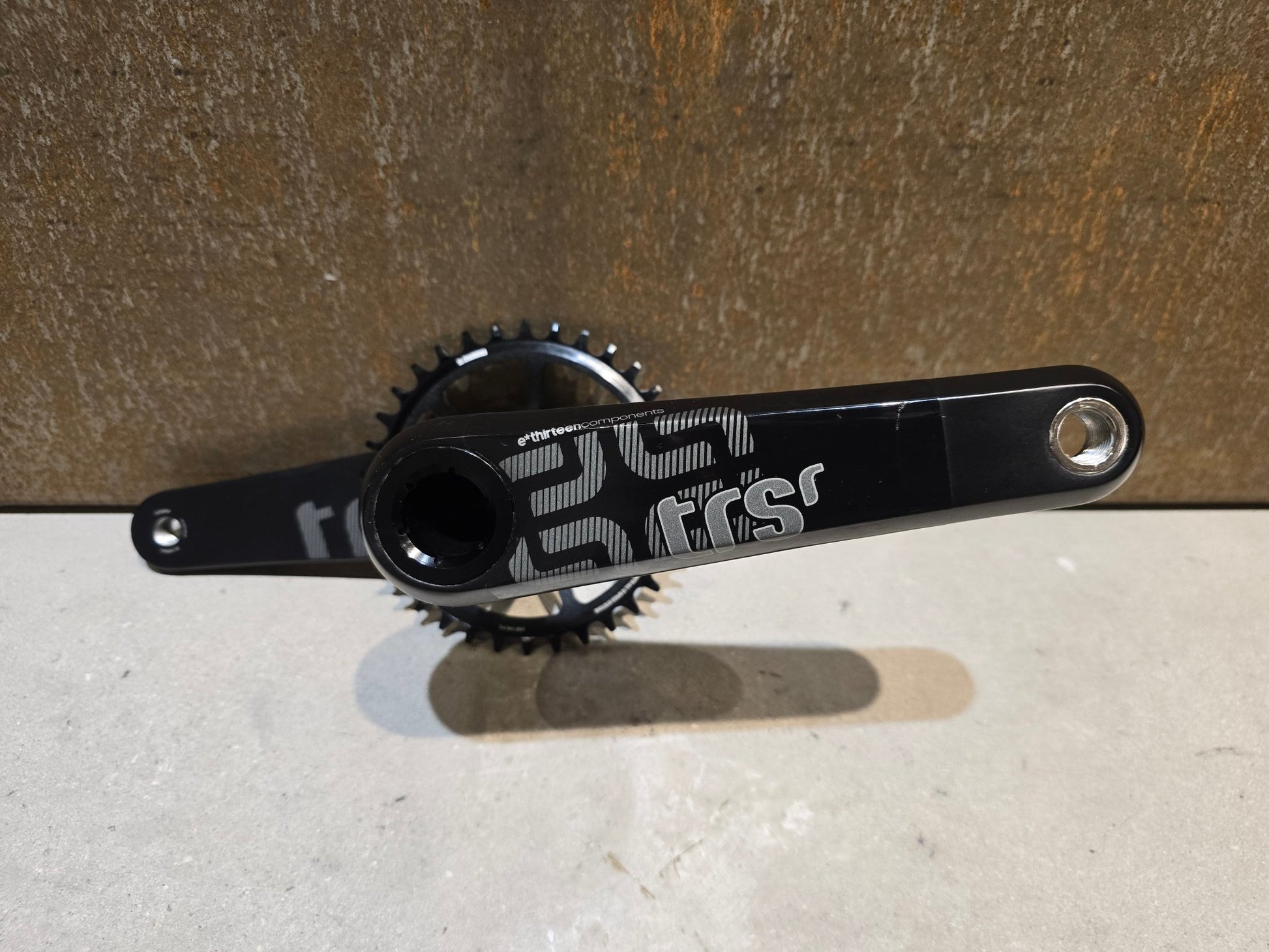 Kurbel von E*thirteen, E*THIRTEEN TRS RACE KURBEL CARBON 34 ZÄHNE / 175MM in variant_title vor USEDBIKES - OB.DE Hintergrund